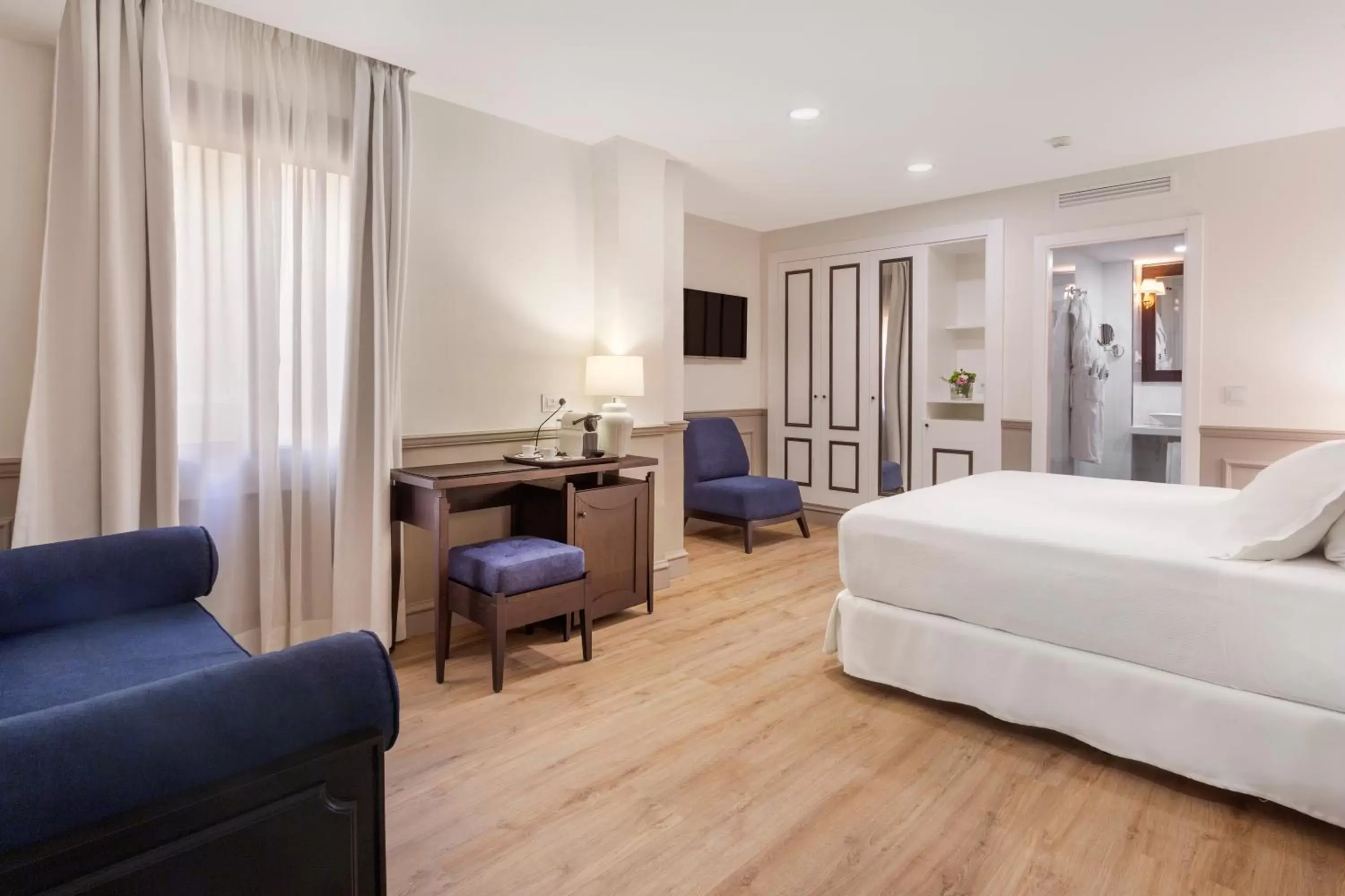 Decorative detail, Bed in H10 Corregidor Boutique Hotel Decorative detail, Bed in H10 Corregidor Boutique Hotel