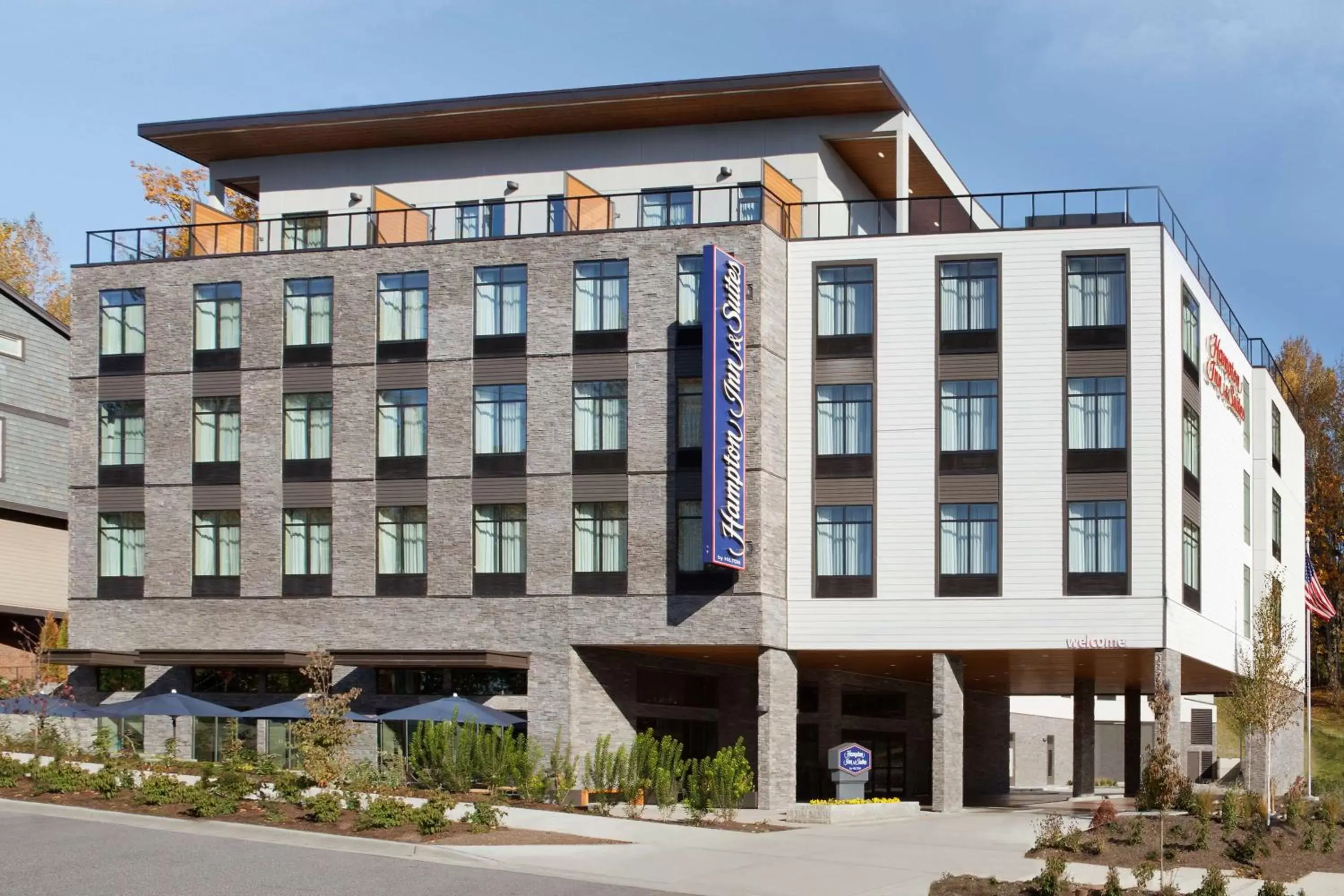 Property Building in Hampton Inn & Suites Seattle/Renton, Wa