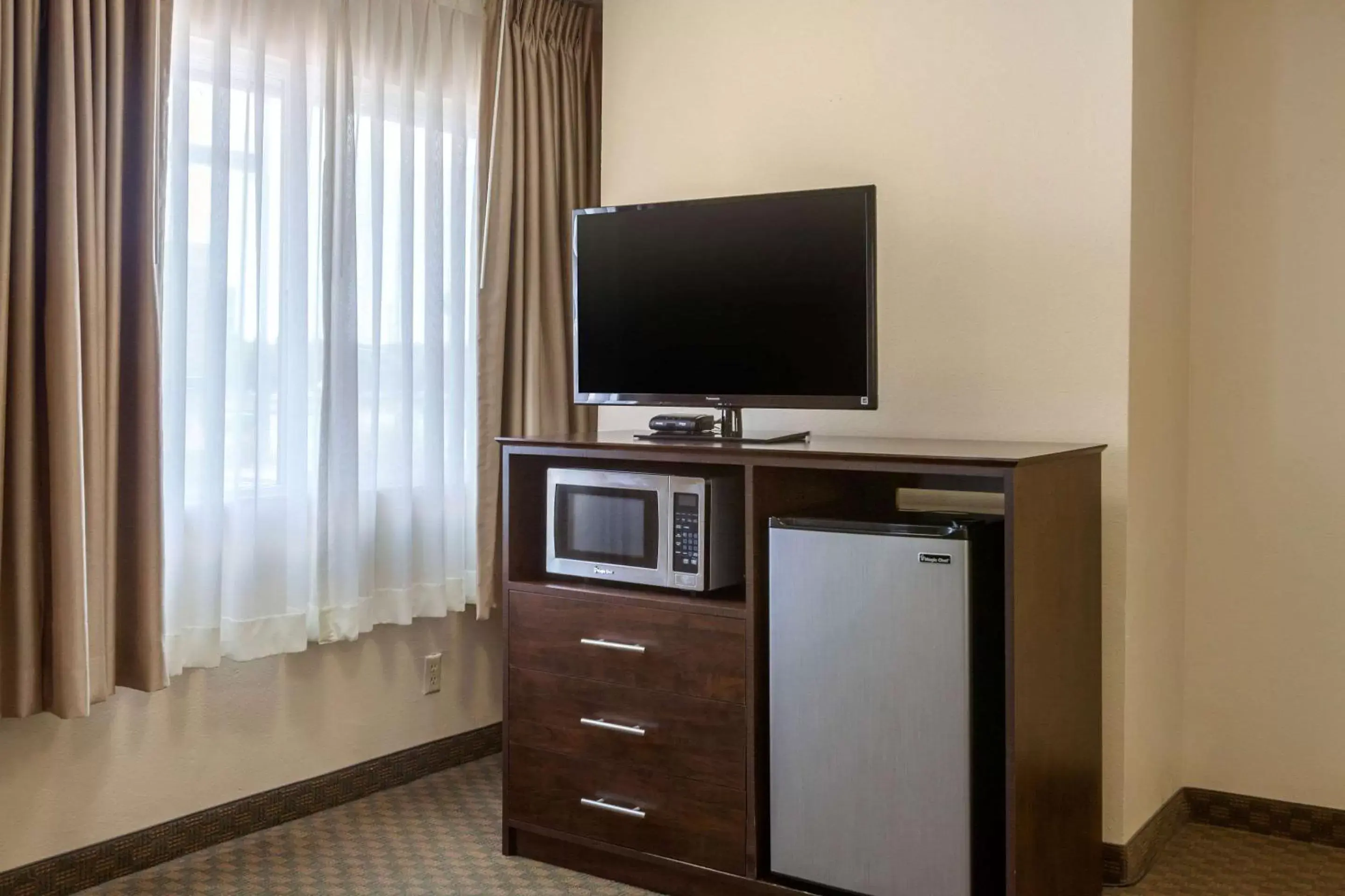 Photo of the whole room, TV/Entertainment Center in Quality Inn