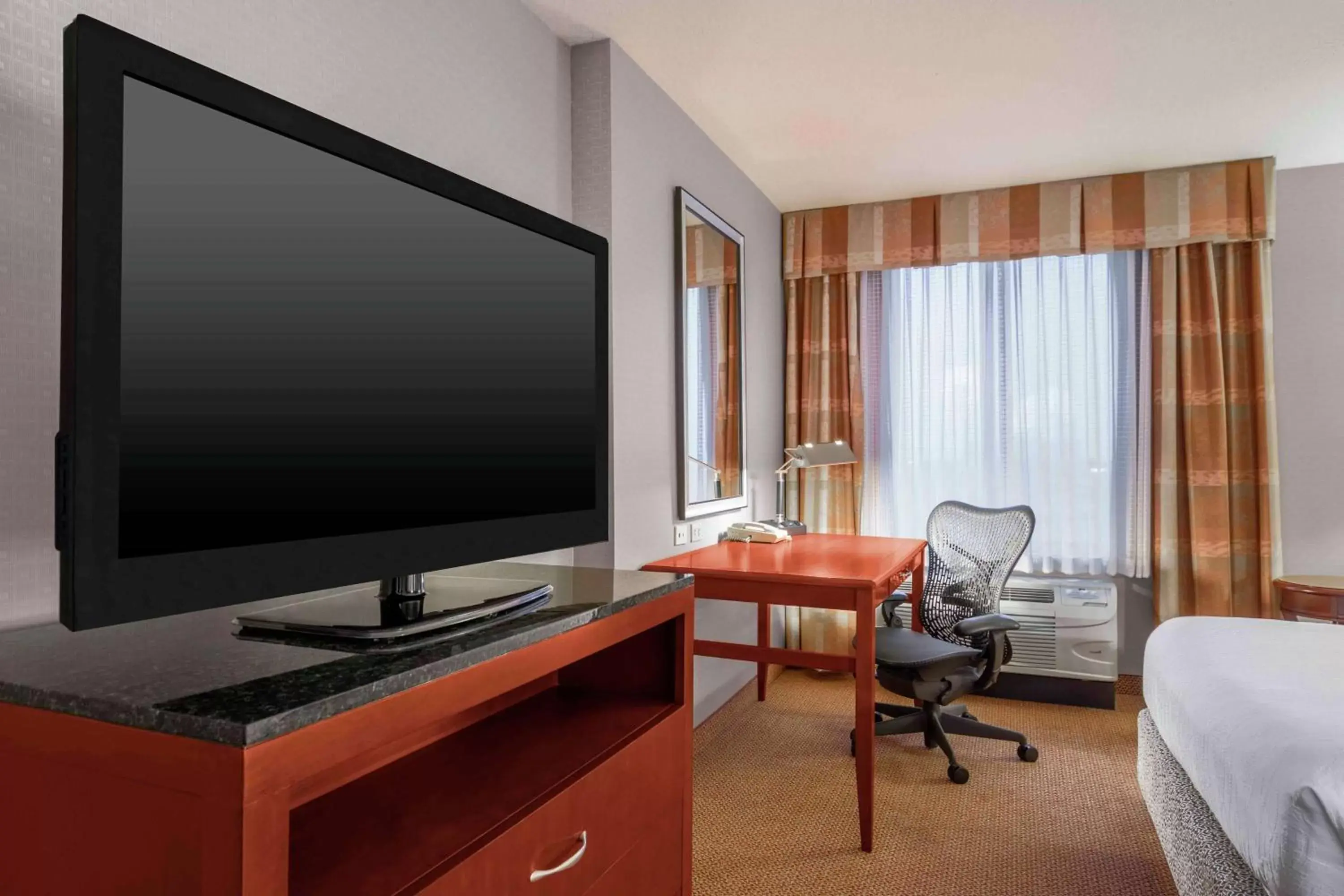 Bedroom, TV/Entertainment Center in Hilton Garden Inn Independence