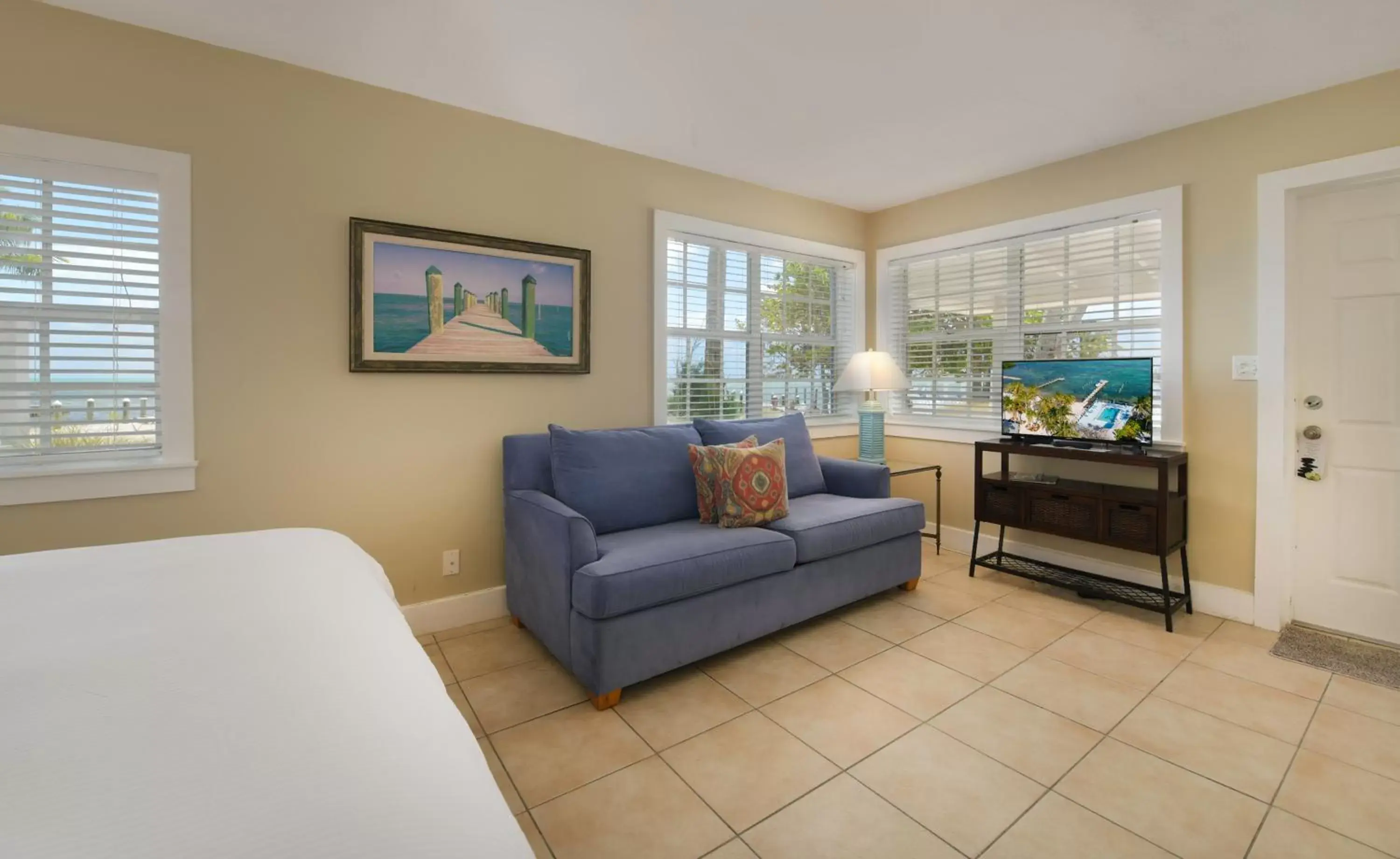 Bed, Seating Area in Pines & Palms Resort