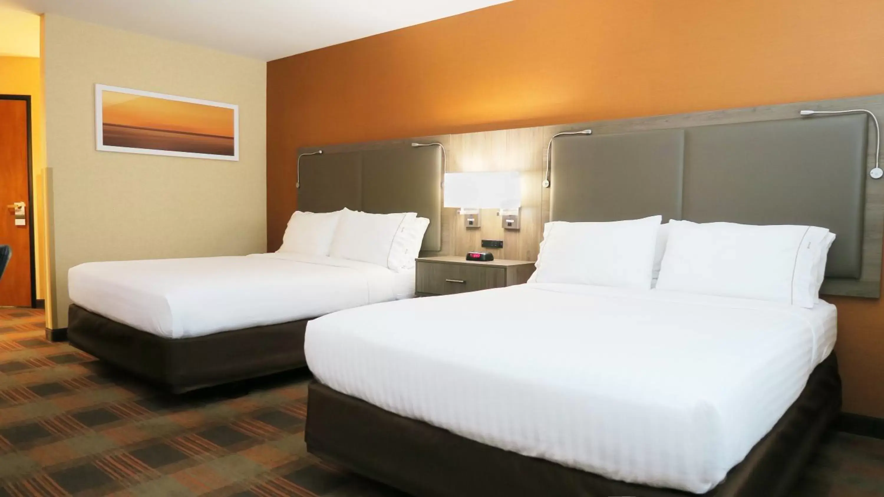 Photo of the whole room, Bed in HOLIDAY INN EXPRESS & SUITES ELK GROVE CENTRAL - HWY 99, an IHG Hotel