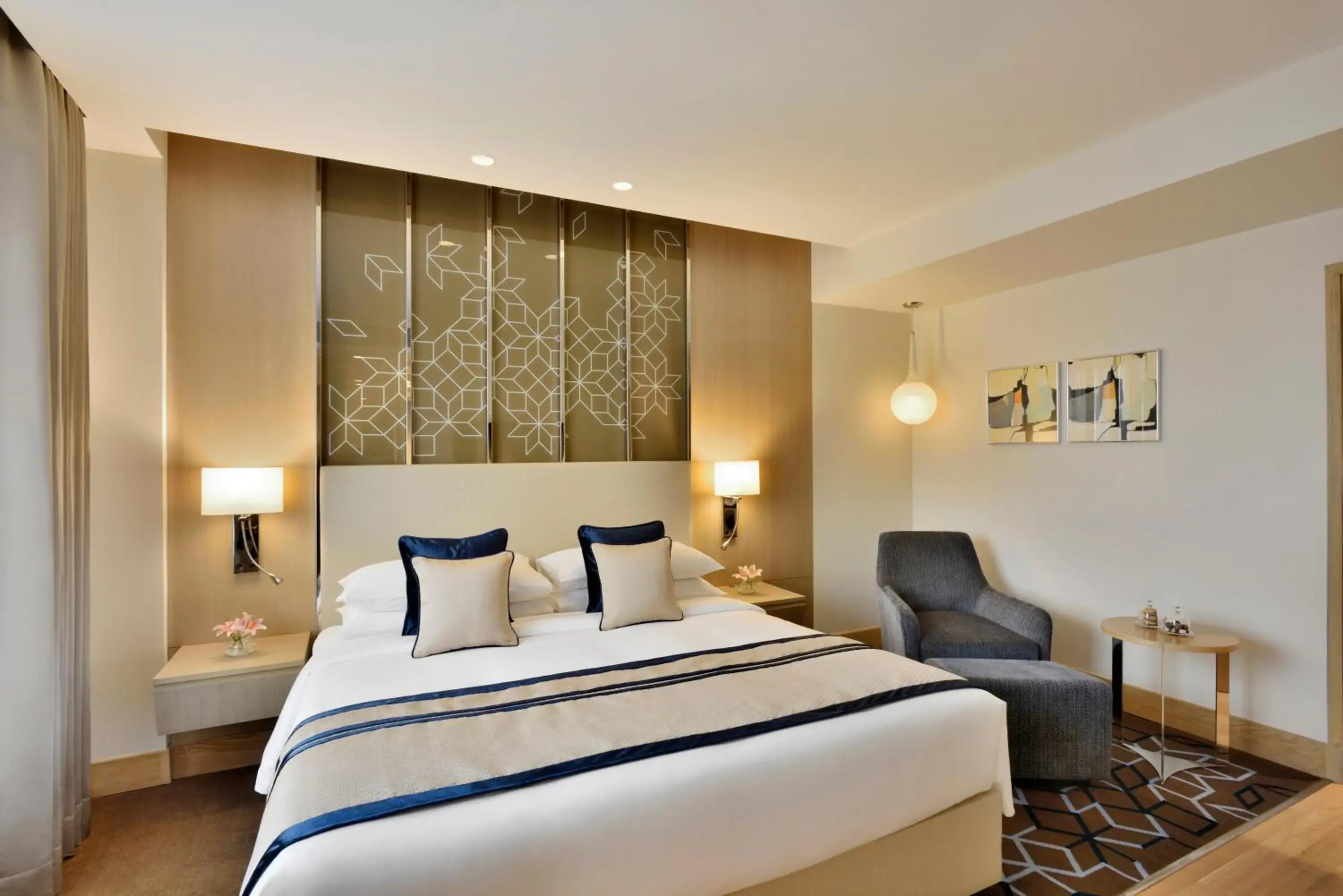 Bed in Radisson Gurugram Udyog Vihar