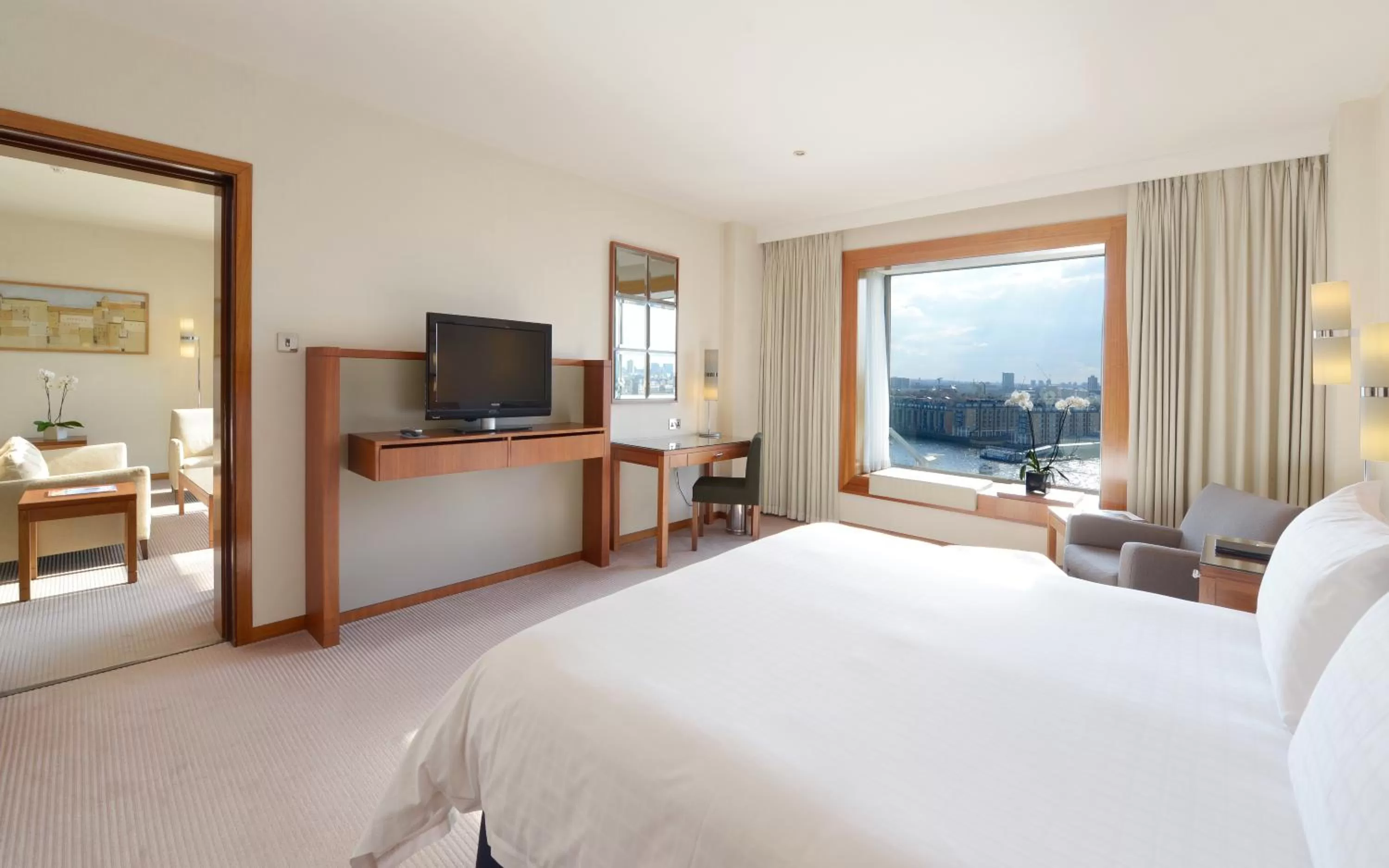 TV and multimedia, Bed in Canary Riverside Plaza Hotel