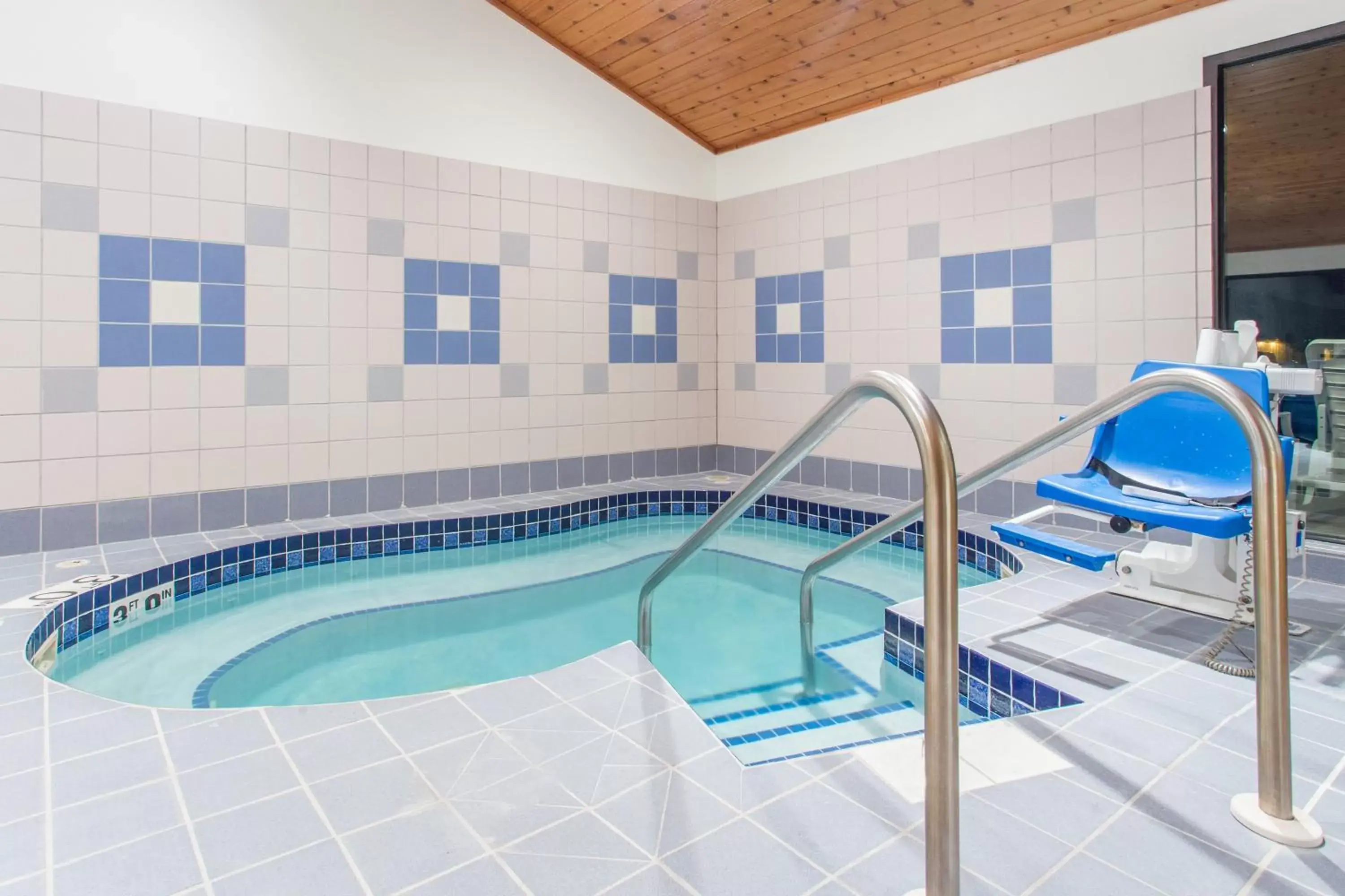 Hot Tub, Swimming Pool in Super 8 by Wyndham Dodgeville