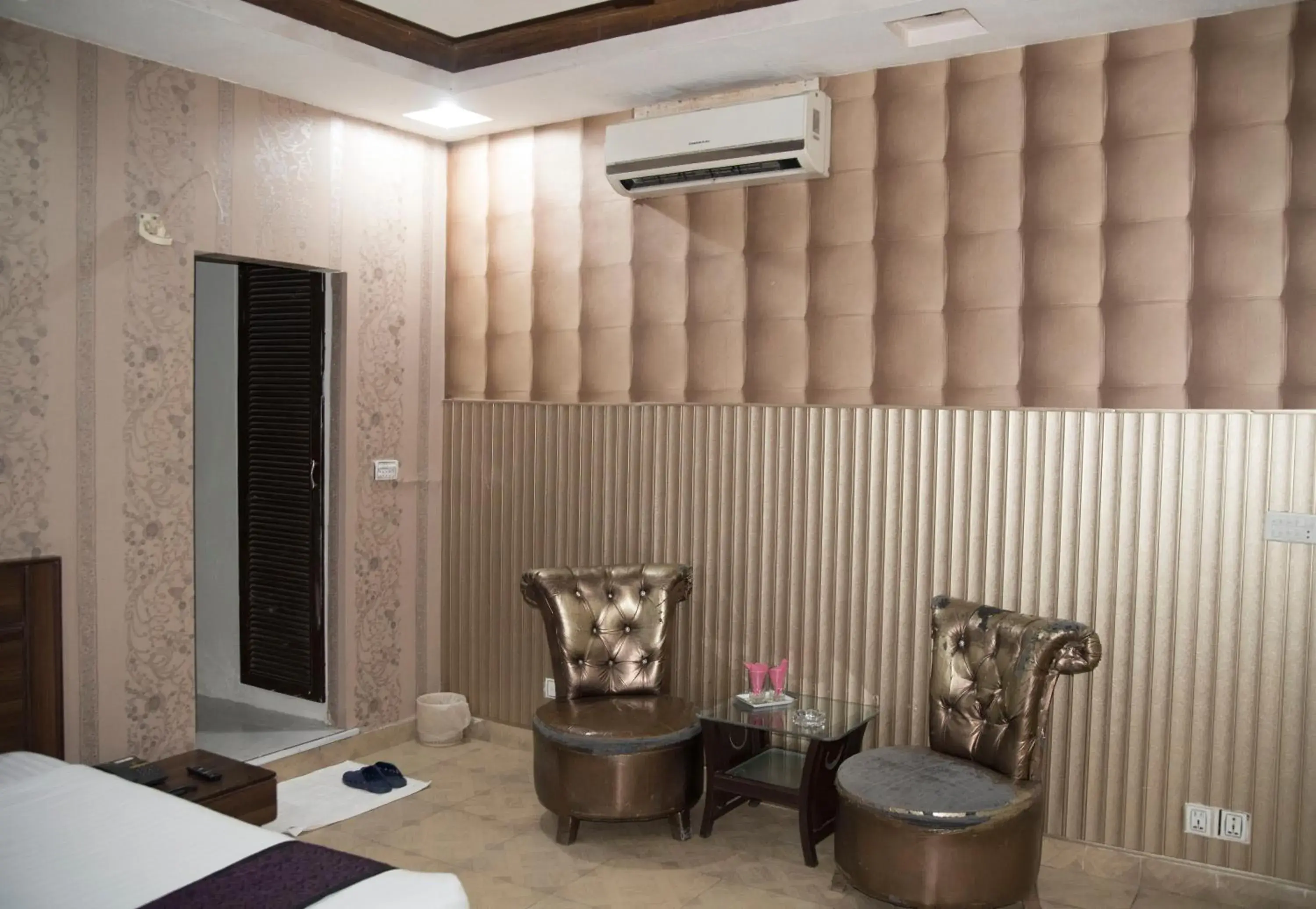 Seating area, Bathroom in Hotel Premier Inn Davis Road