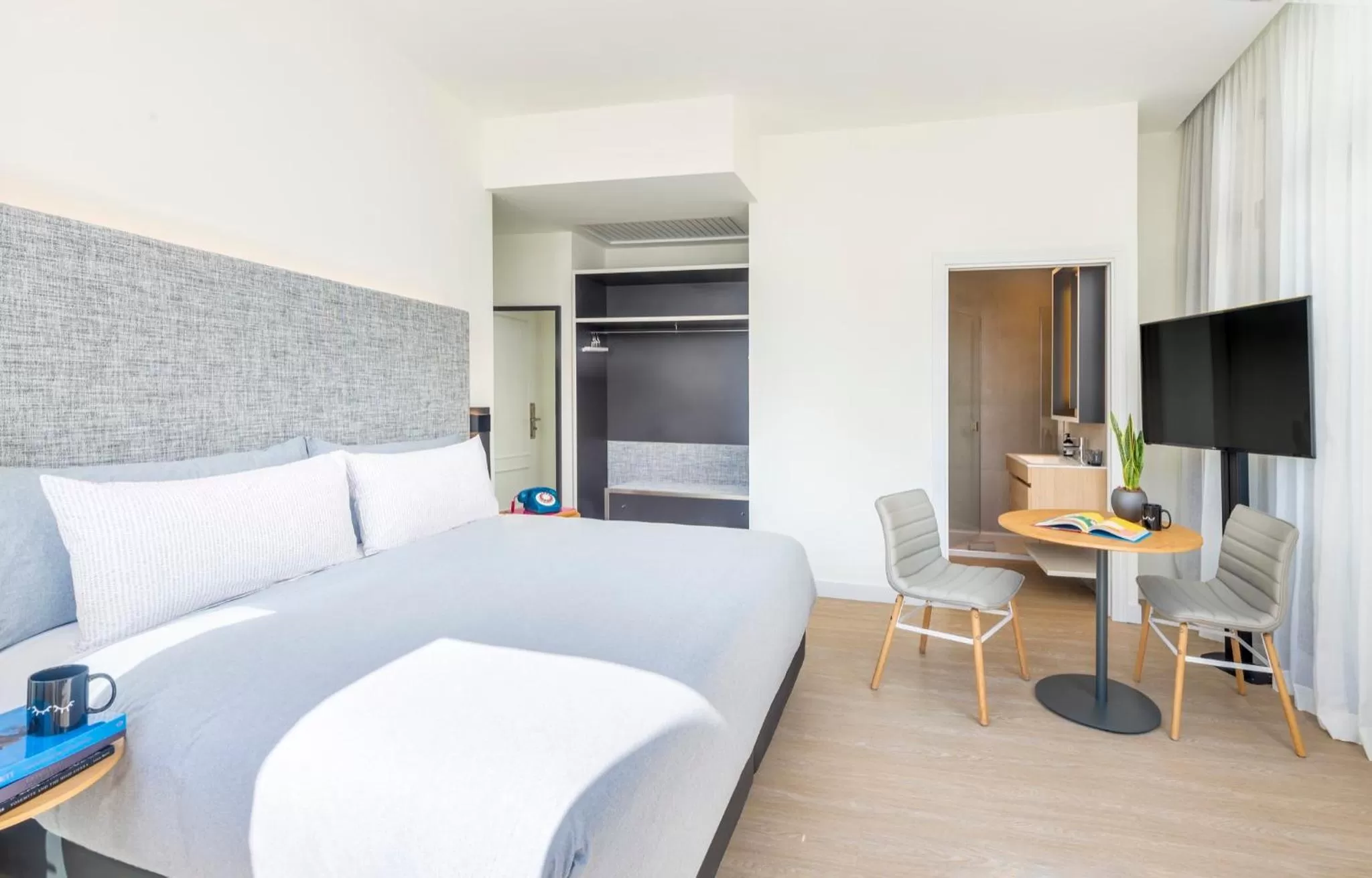 Photo of the whole room in INNSIDE by Meliá Madrid Gran Vía