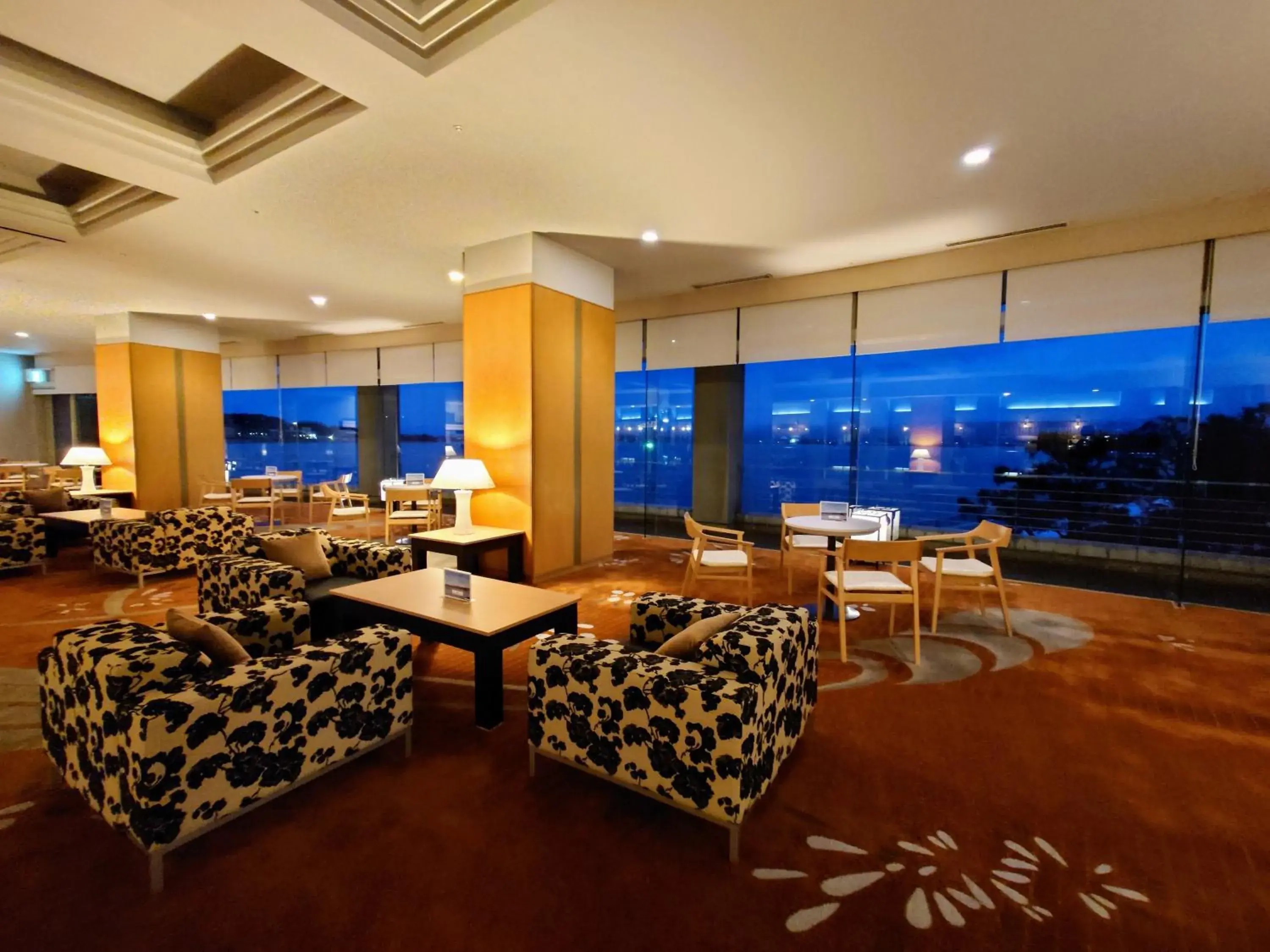 Lounge or bar in APA Hotel & Resort Kaga Katayamazu Onsen Kasuikyo Lounge or bar in APA Hotel & Resort Kaga Katayamazu Onsen Kasuikyo