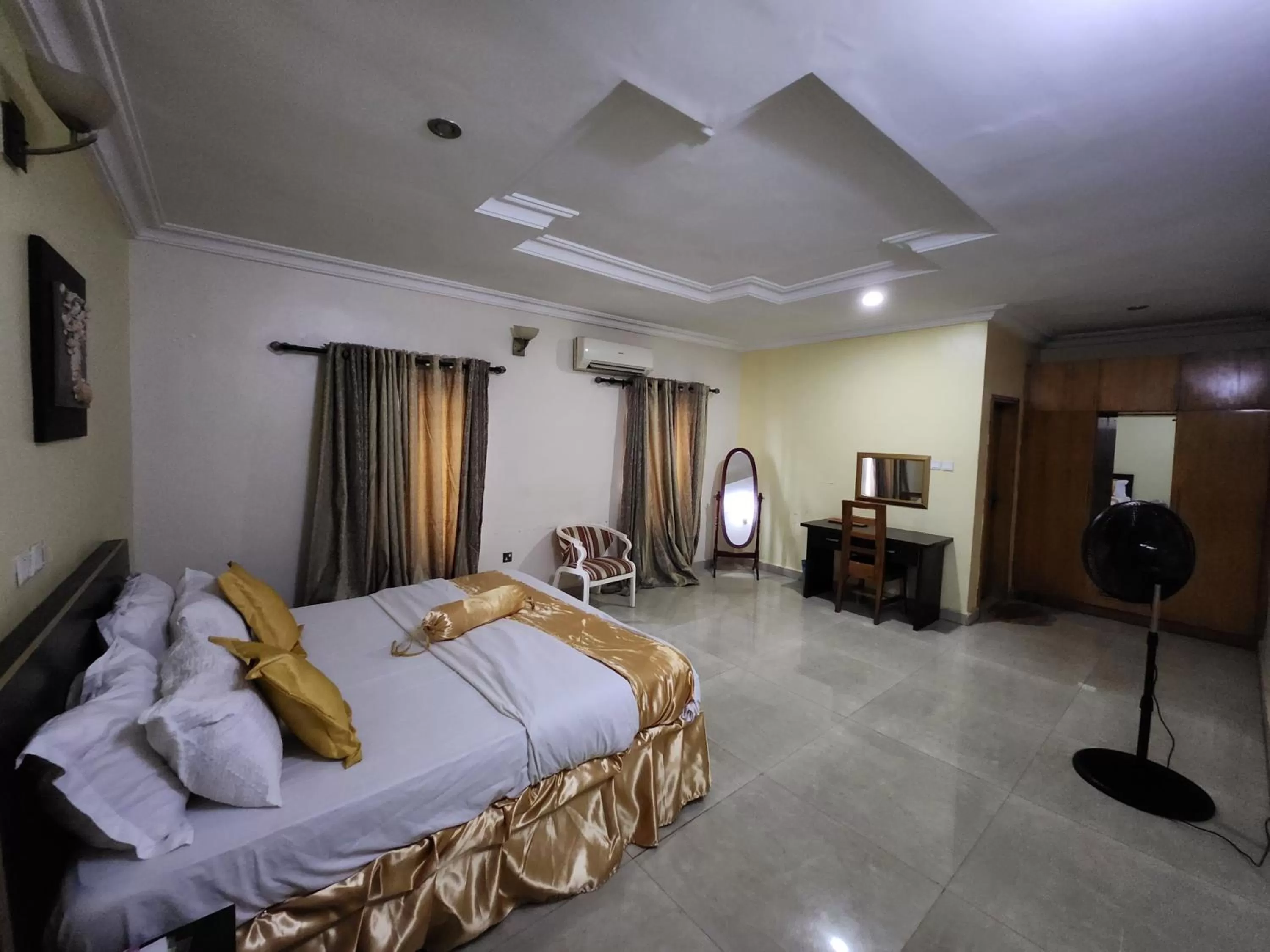 Bed in Nue-Crest Hotels & Suites