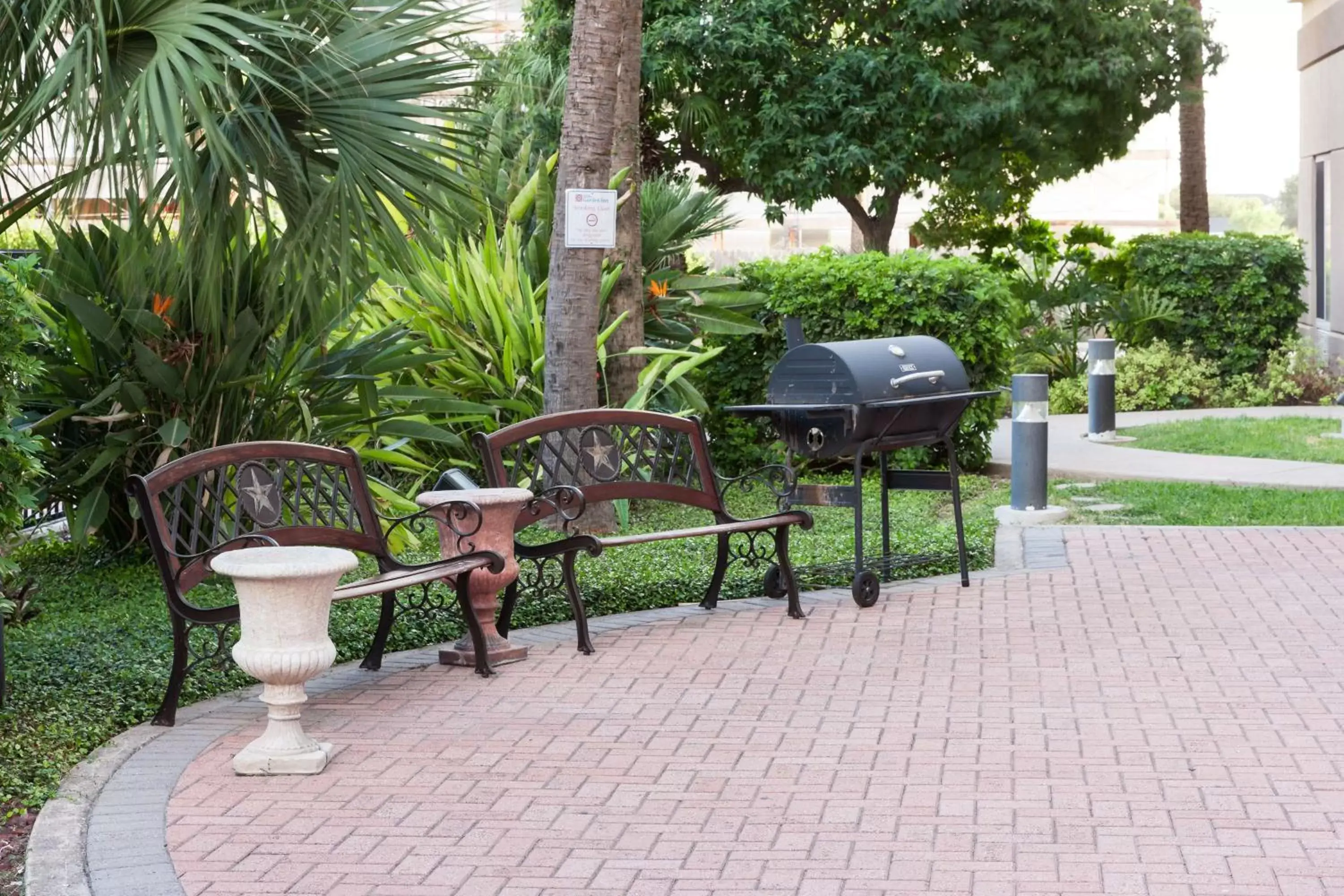 Patio, Garden in Hilton Garden Inn McAllen Airport