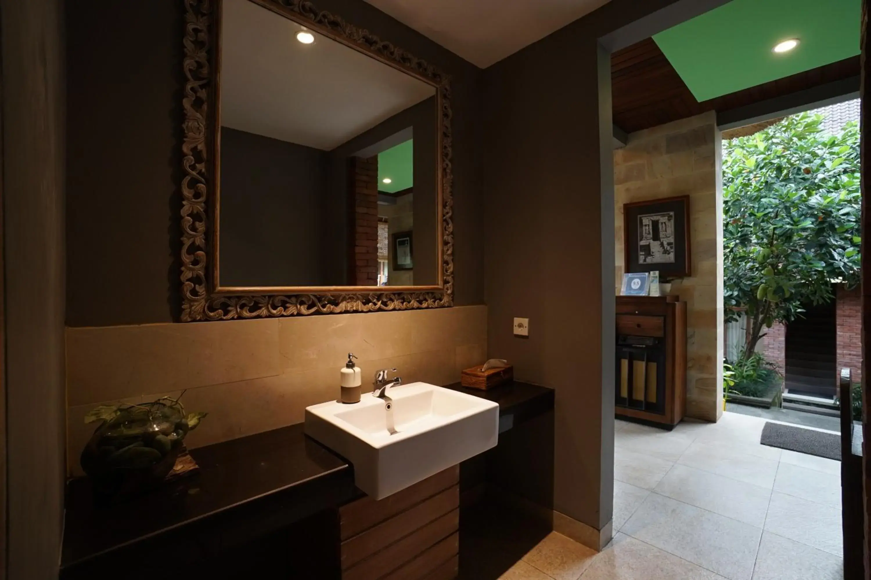 Lobby or reception, Bathroom in Tetirah Boutique Hotel
