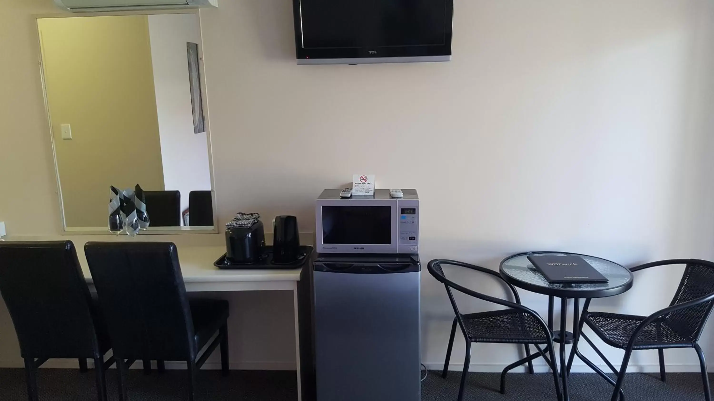 Coffee/tea facilities, TV/Entertainment Center in Centrepoint Midcity Motor Inn