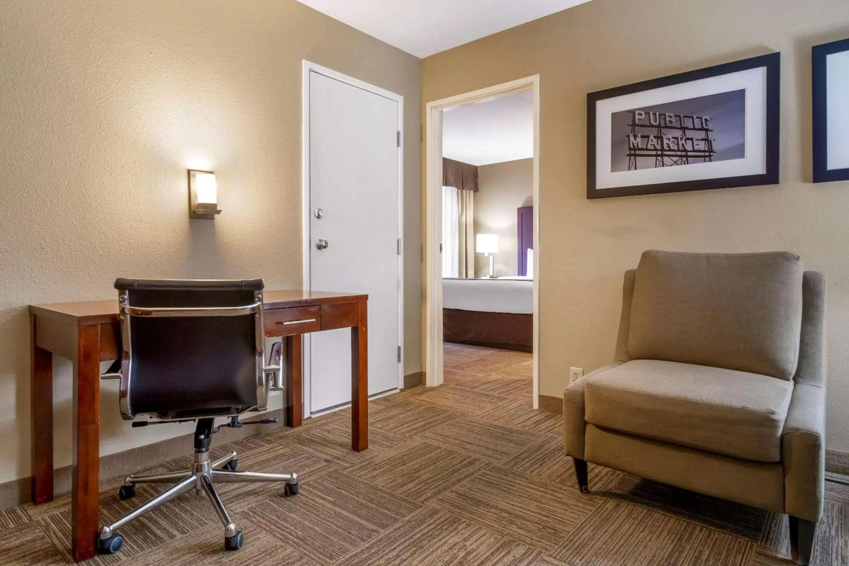 Photo of the whole room, Seating Area in Comfort Inn & Suites SeaTac