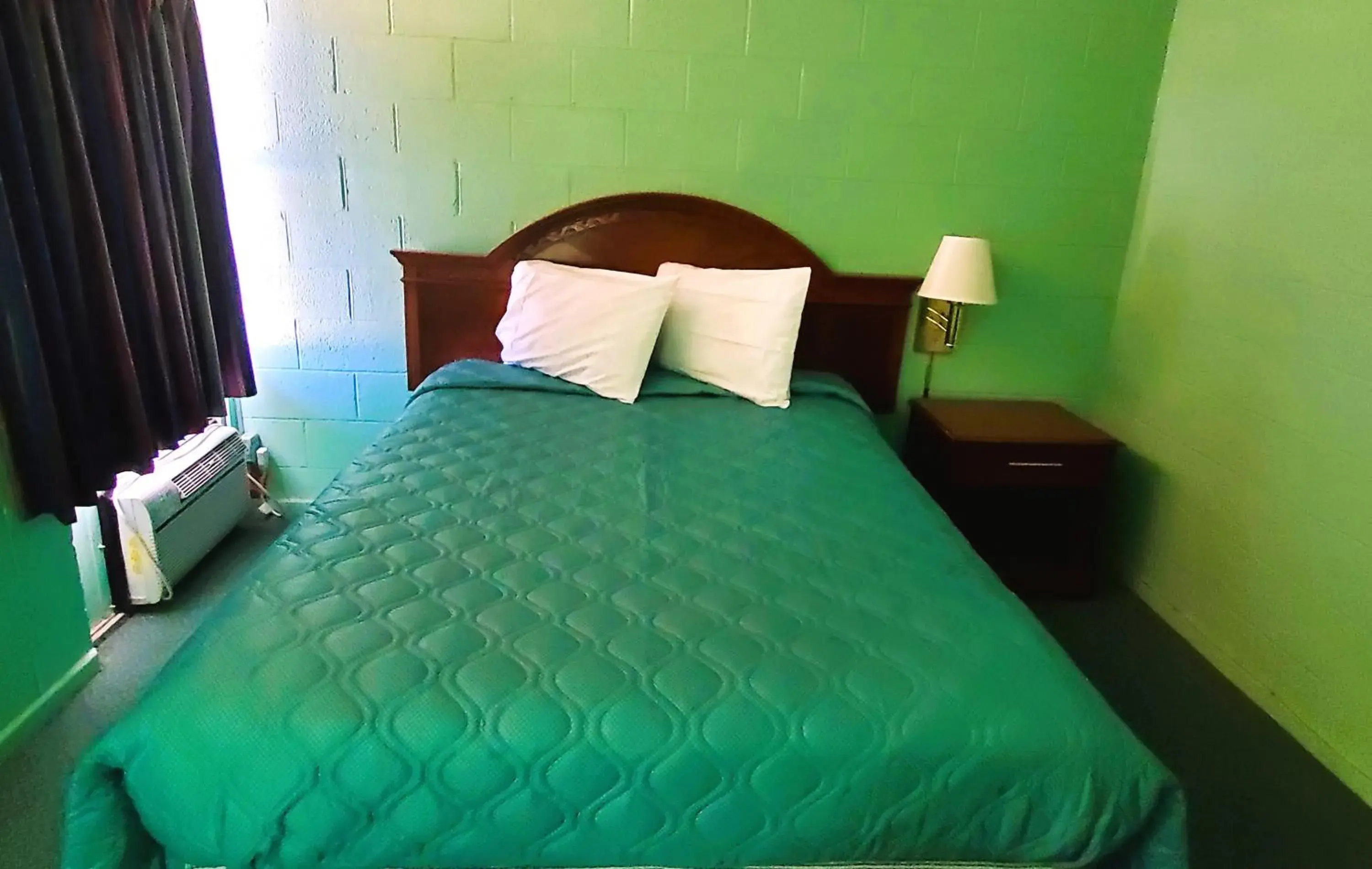 Bed in Holiday Host Motel & RV Park