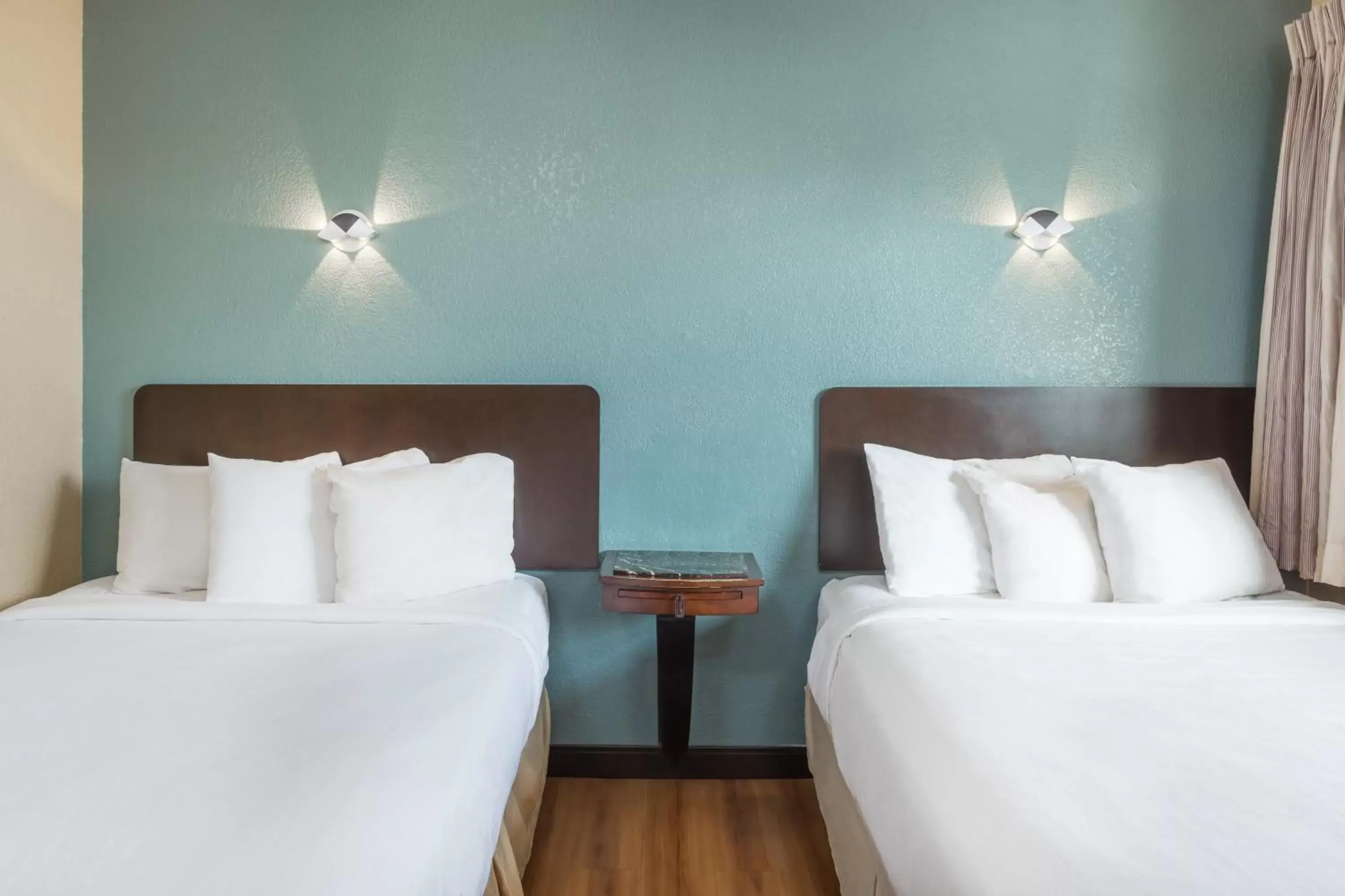 Quadruple Room - Non Smoking in Econo Lodge Quadruple Room - Non Smoking in Econo Lodge