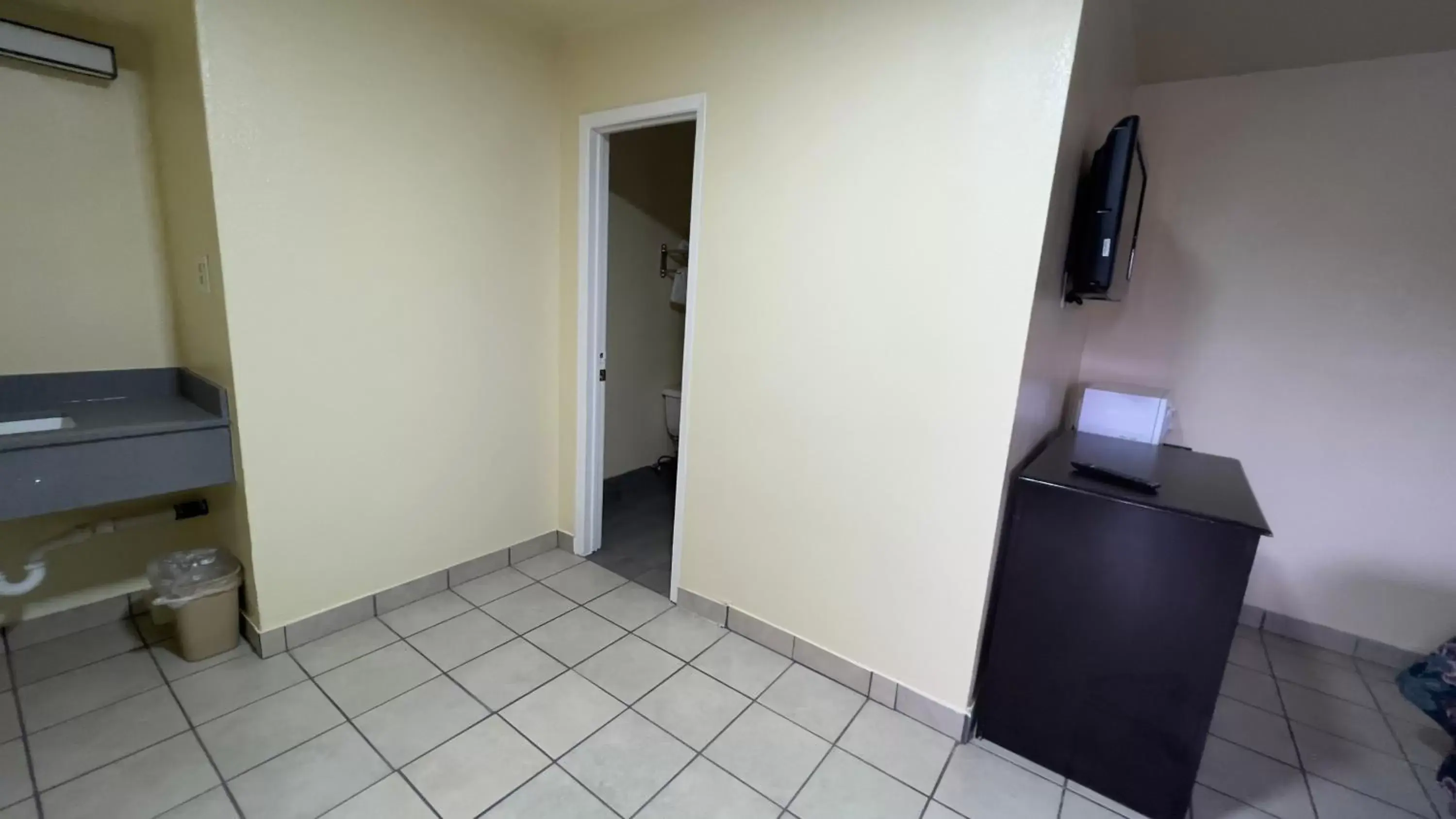 Bathroom, TV/Entertainment Center in Americas Best Value Inn San Antonio Airport South