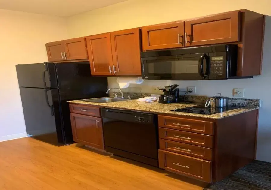 Kitchen/Kitchenette in Candlewood Suites Temple, an IHG Hotel