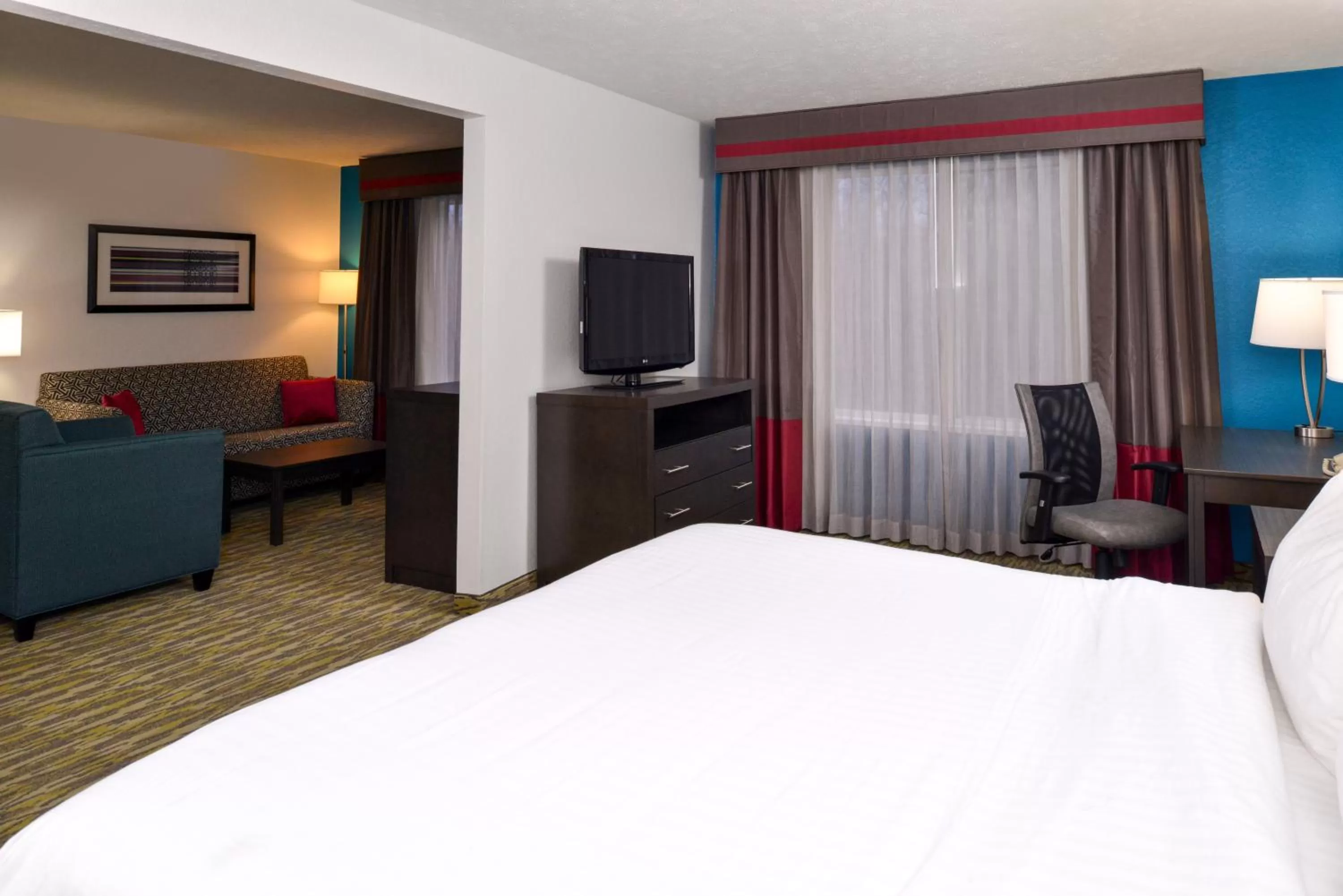 Photo of the whole room in Holiday Inn Express Hotel & Suites Omaha West by IHG