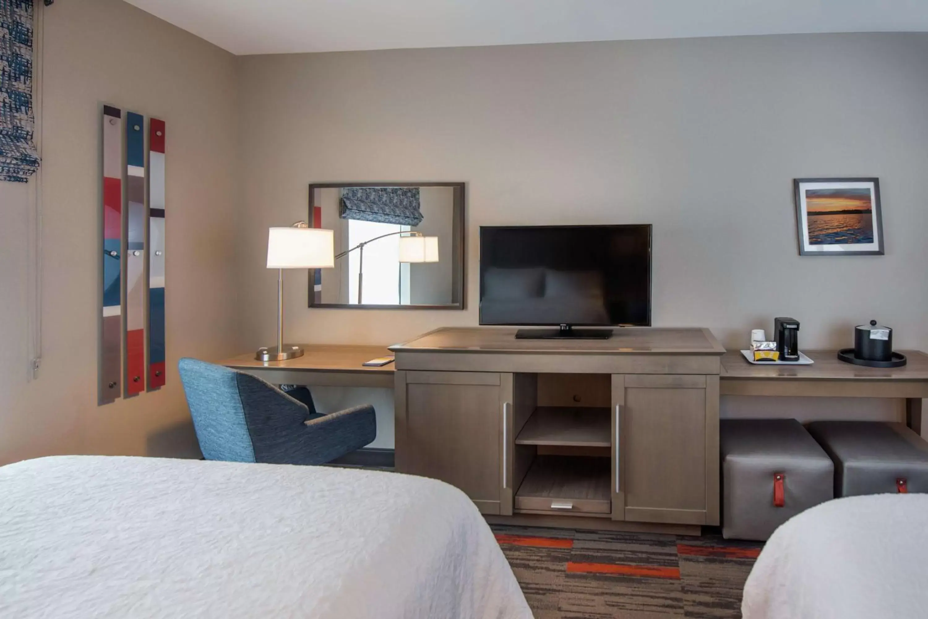 Bedroom, TV/Entertainment Center in Hampton Inn and Suites at Wisconsin Dells Lake Delton
