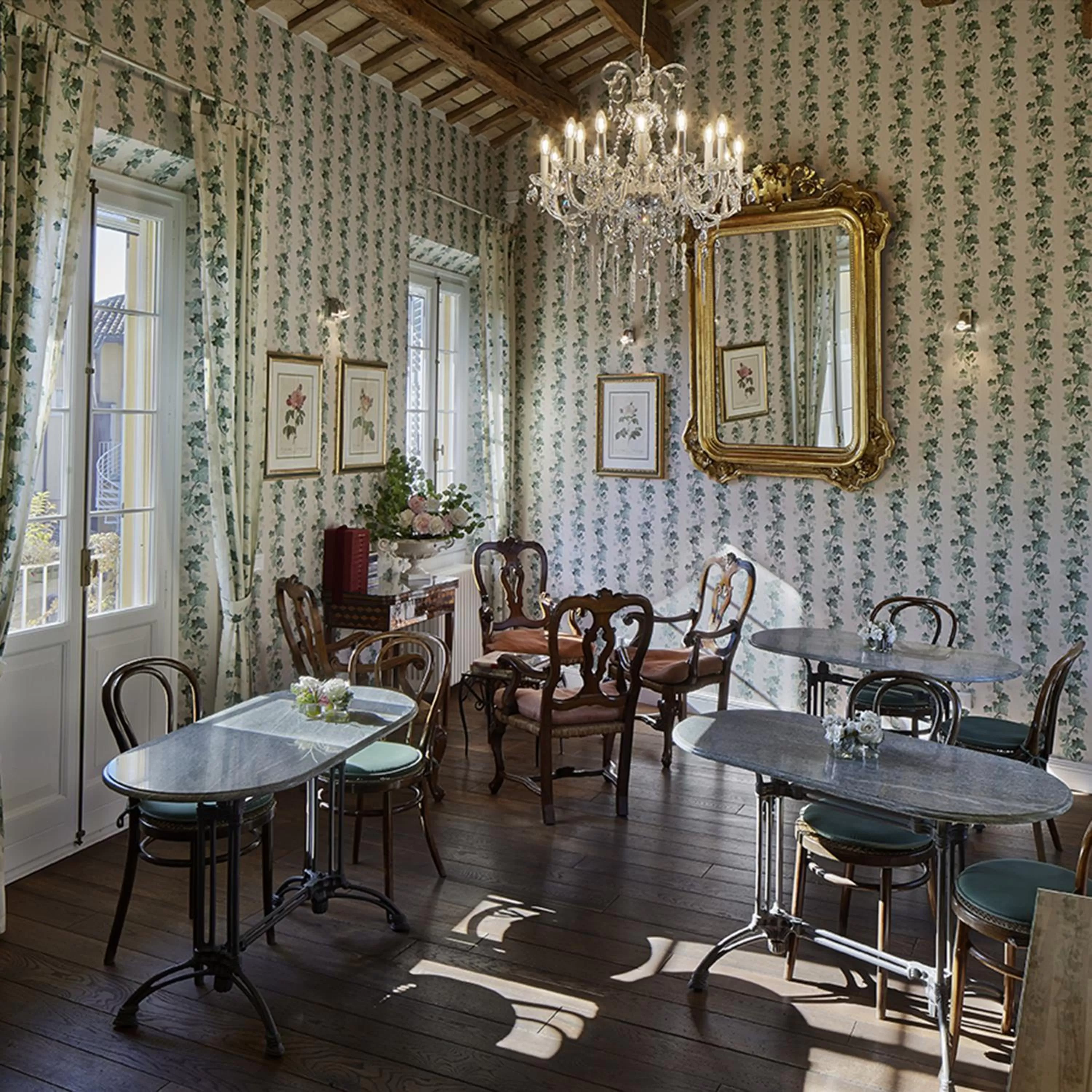 Living room, Restaurant/Places to Eat in M Club De Luxe B&B