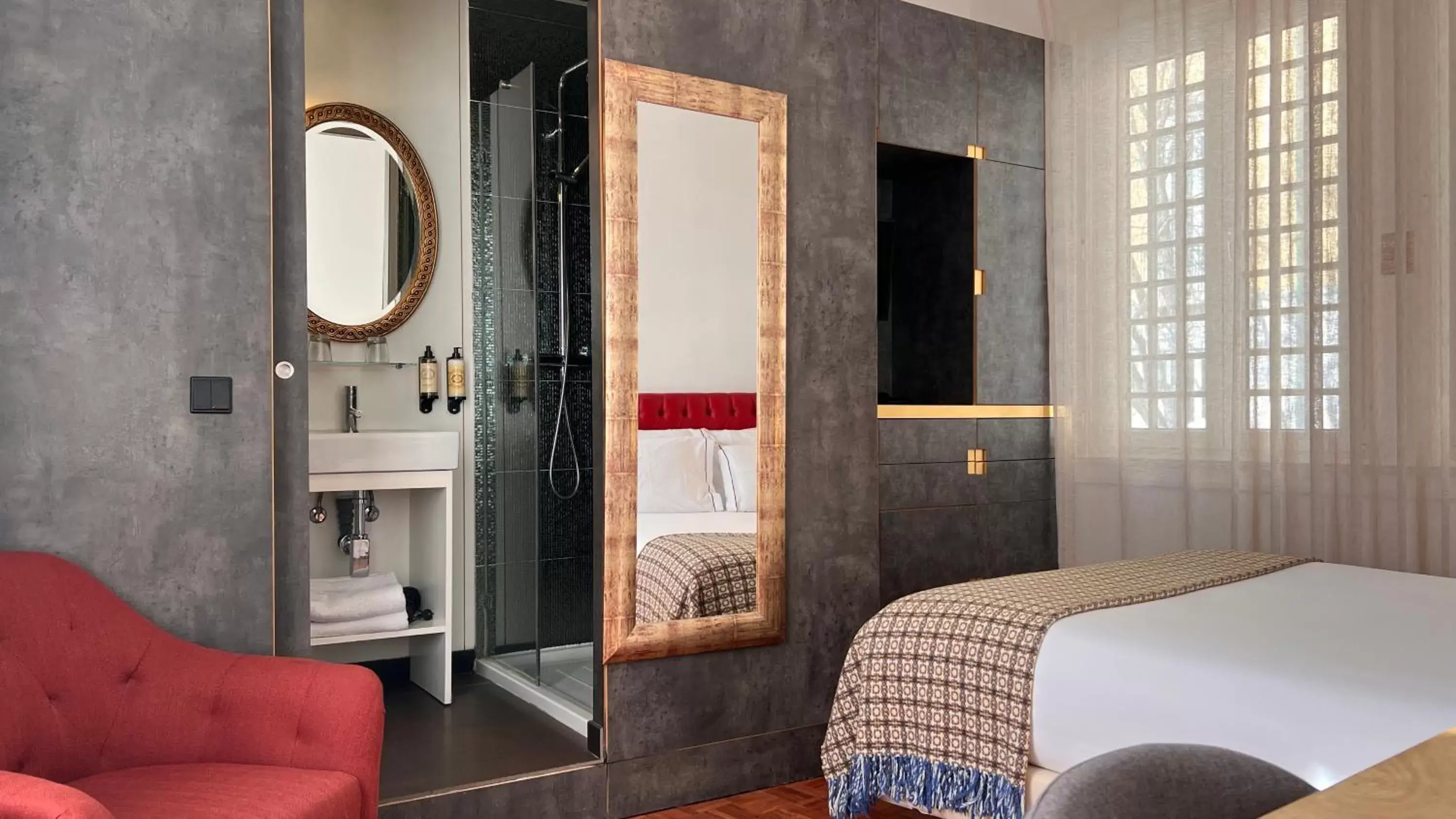 Bedroom, Bathroom in Monte Belvedere Hotel by Shiadu