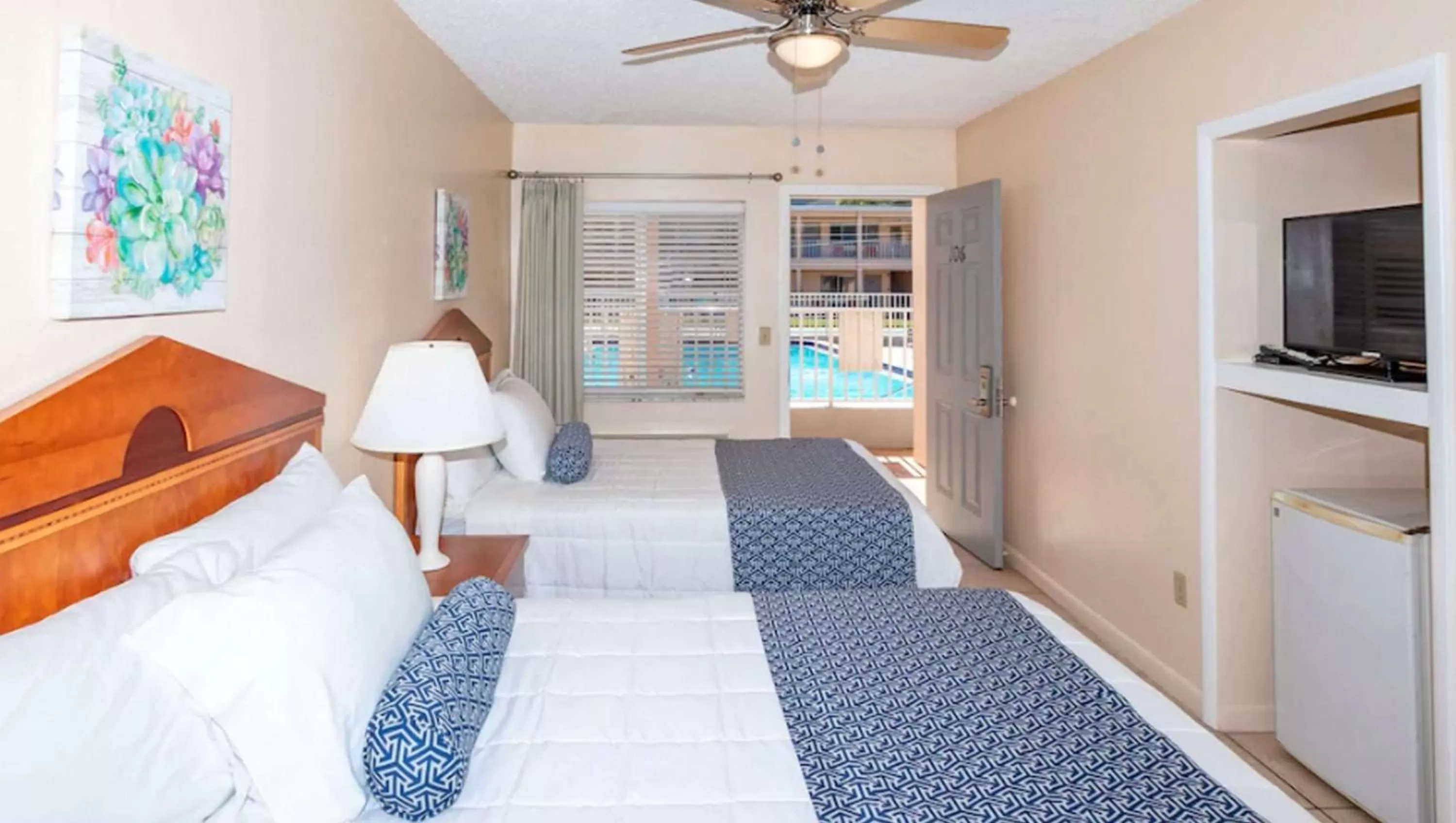 Photo of the whole room, Bed in Belleair Beach Resort Motel