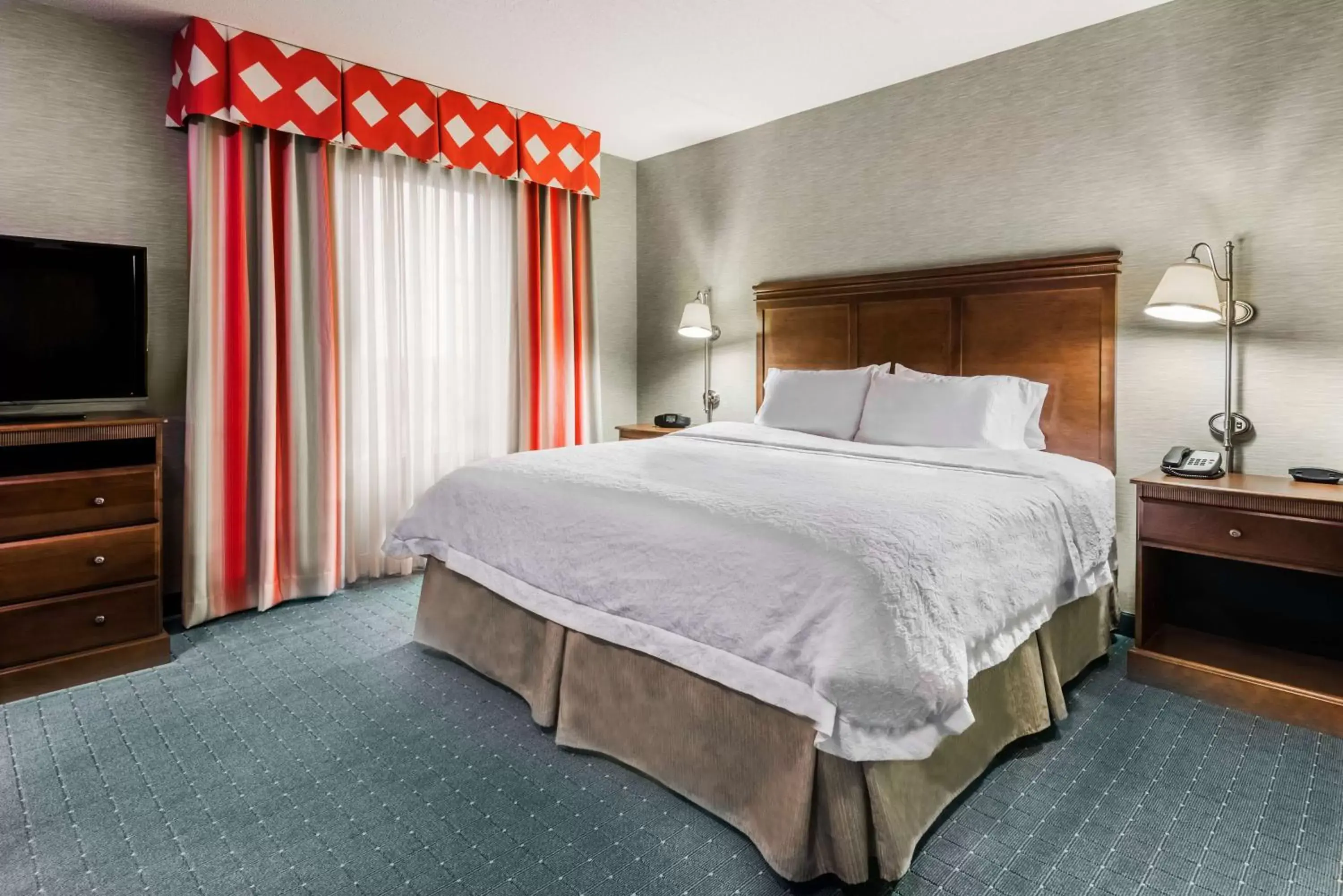 Bed in Hampton Inn & Suites Columbus Polaris