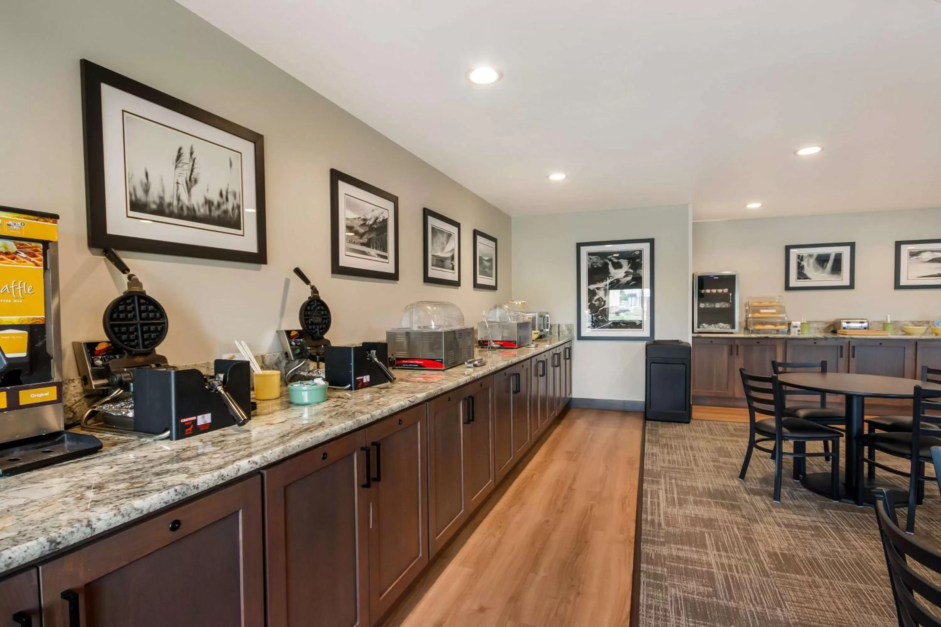 Restaurant/places to eat in SureStay Plus Hotel by Best Western Rexburg