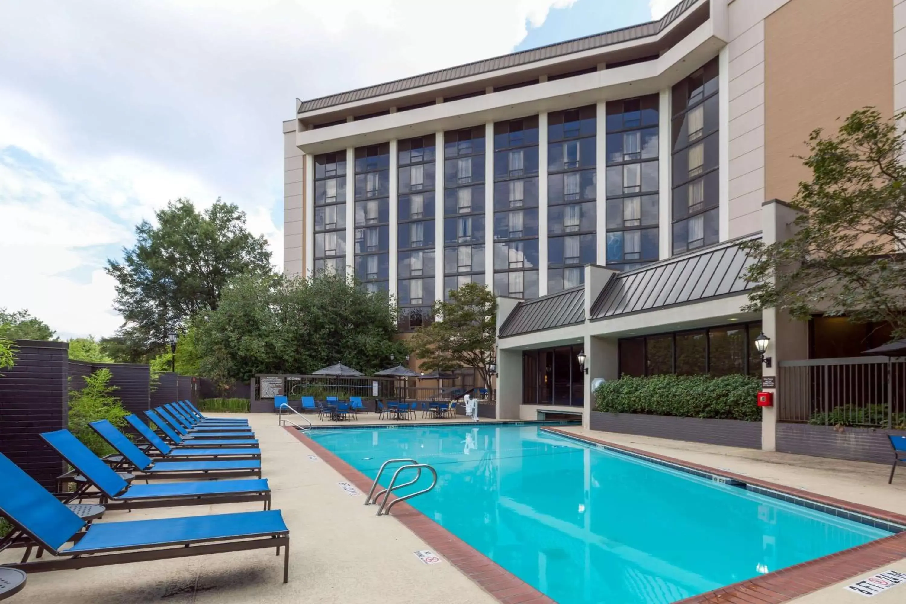 On site, Swimming Pool in Sonesta Atlanta Northwest Galleria