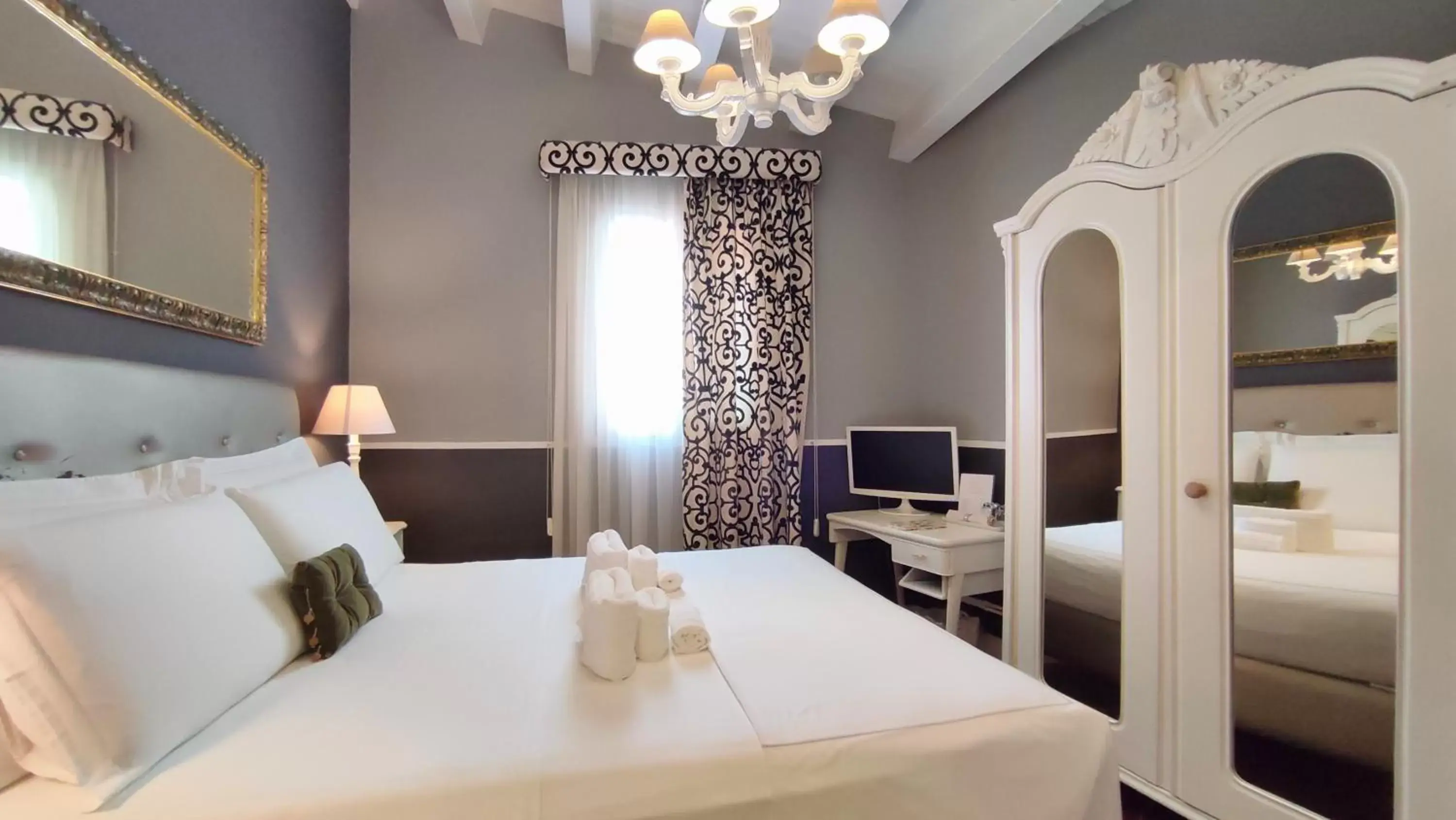 Bedroom, Bed in Dimora Bellini by Hotel Bellini sas