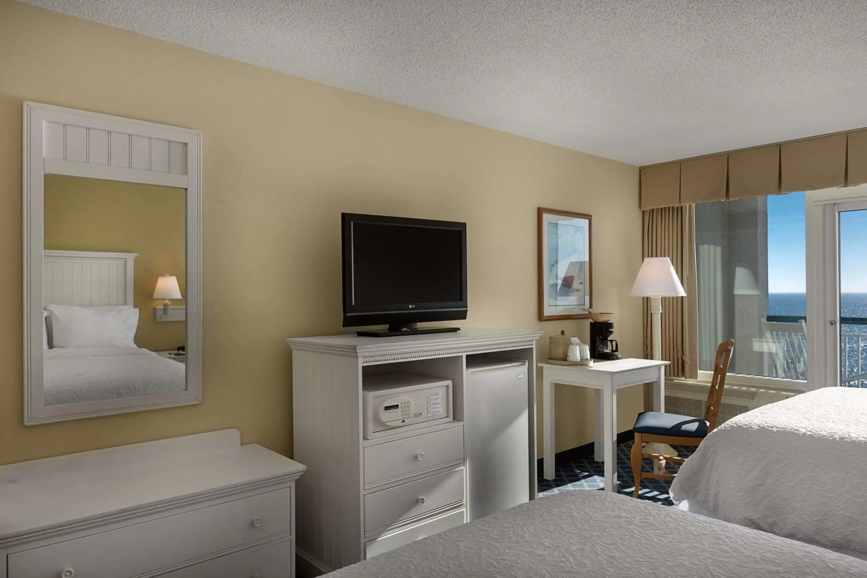 Bedroom, TV/Entertainment Center in Hampton Inn & Suites Myrtle Beach Oceanfront