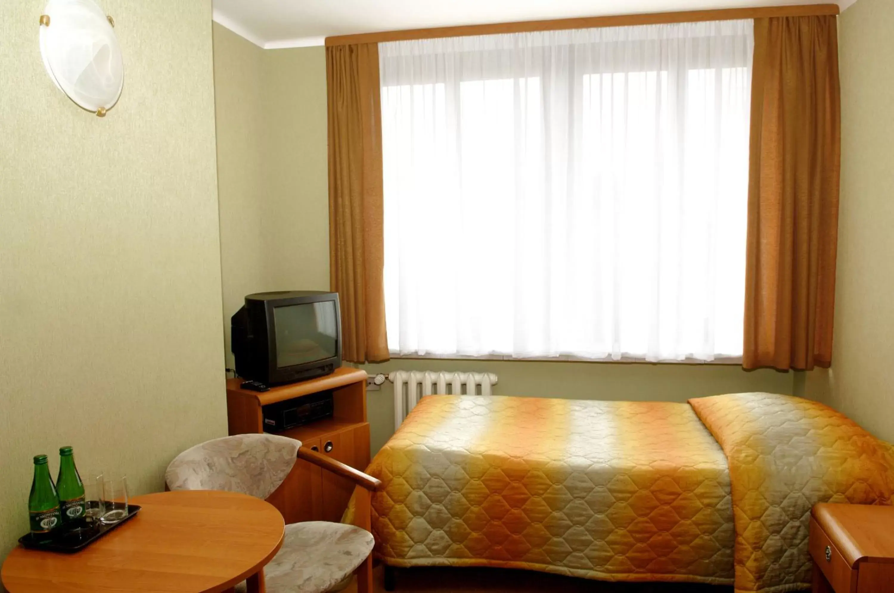 Bed, TV/Entertainment Center in Hotel Mazowiecki