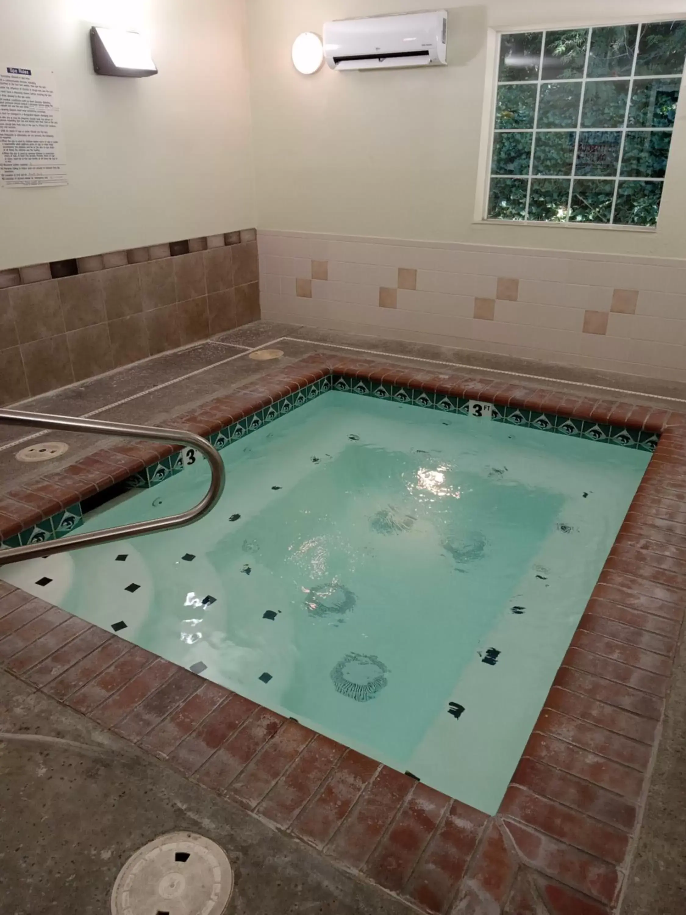 Hot Tub, Swimming Pool in Red Lion Inn & Suites Port Orchard