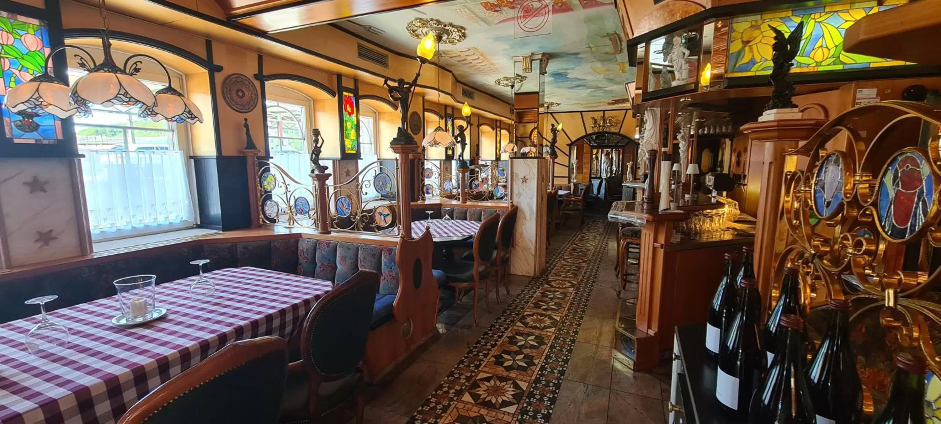 Restaurant/places to eat in Höckner Plaza Hotel