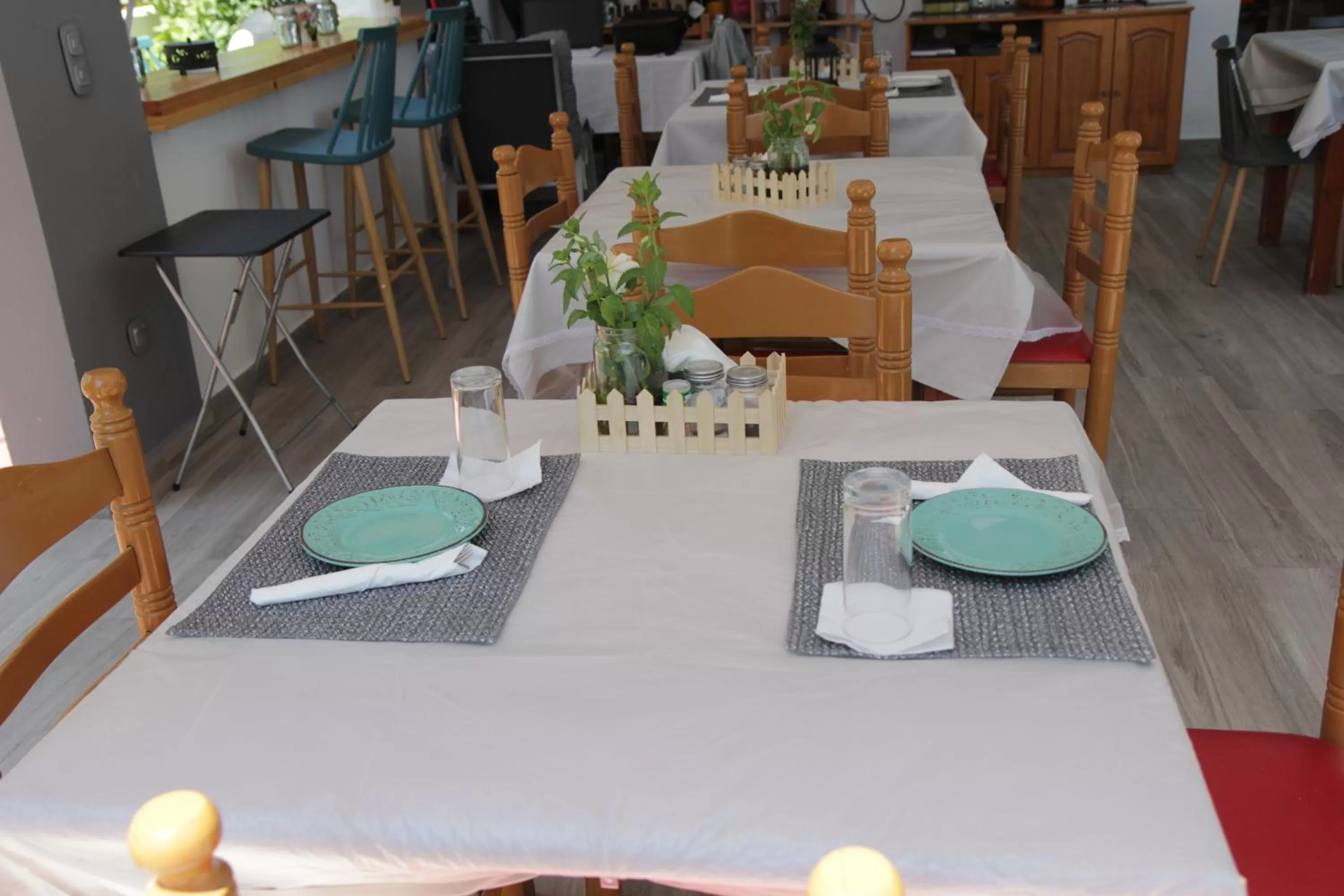 Restaurant/places to eat in Platoni Elite