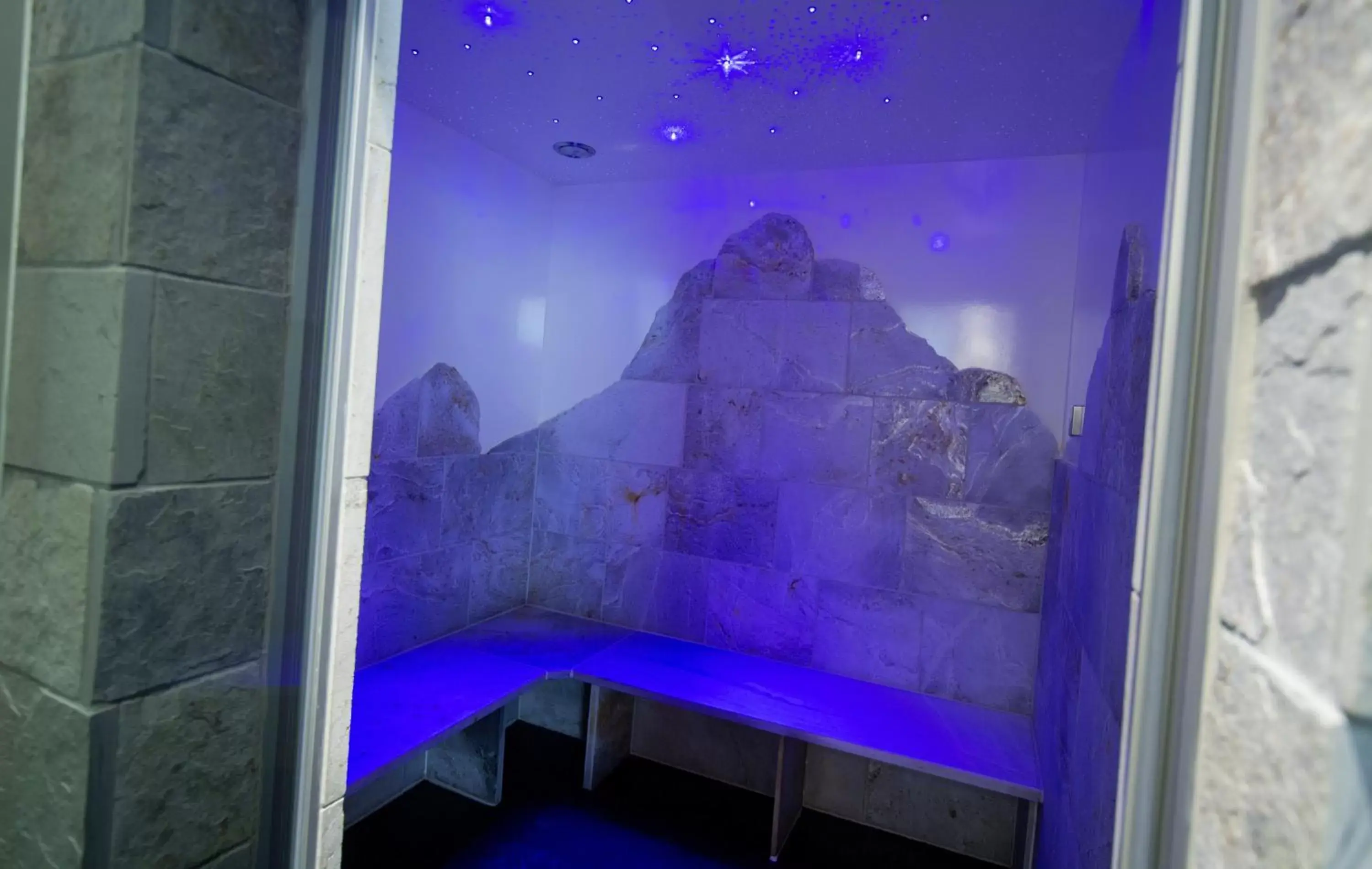 Swimming pool, Bathroom in Wellness- und Schneesporthotel Christiania