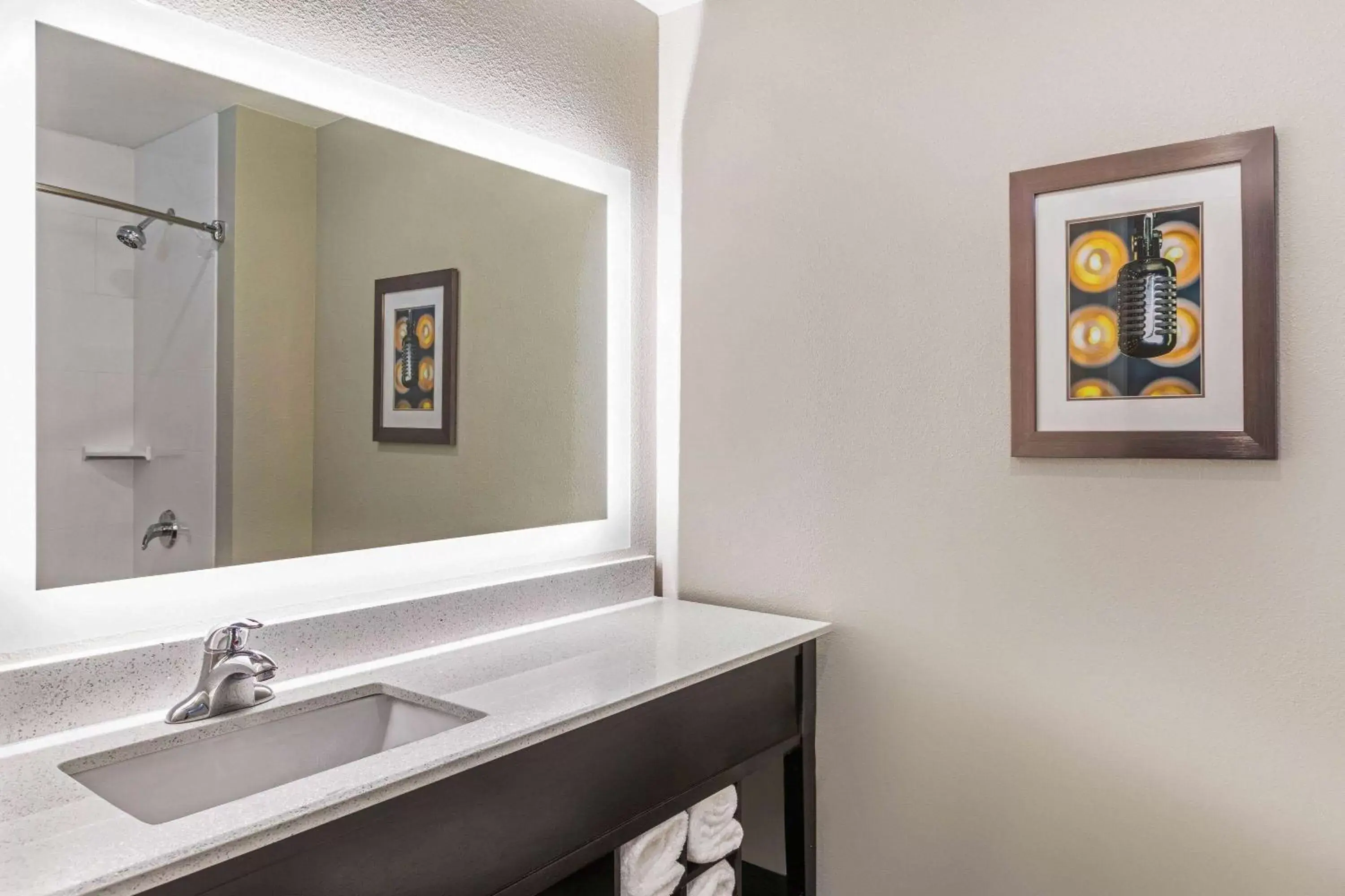 Bathroom in La Quinta Inn & Suites by Wyndham Kansas City Beacon Hill