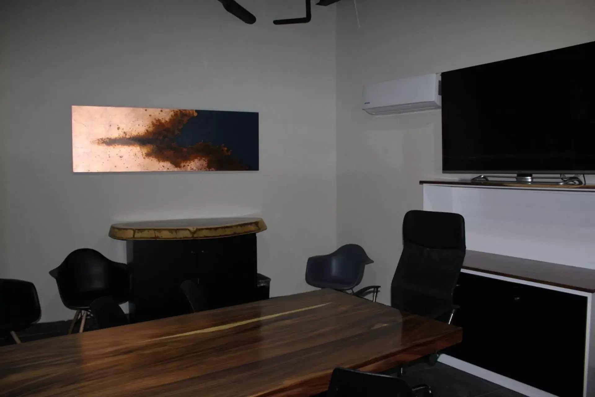 Meeting/conference room, TV/Entertainment Center in Homesuites Malecon