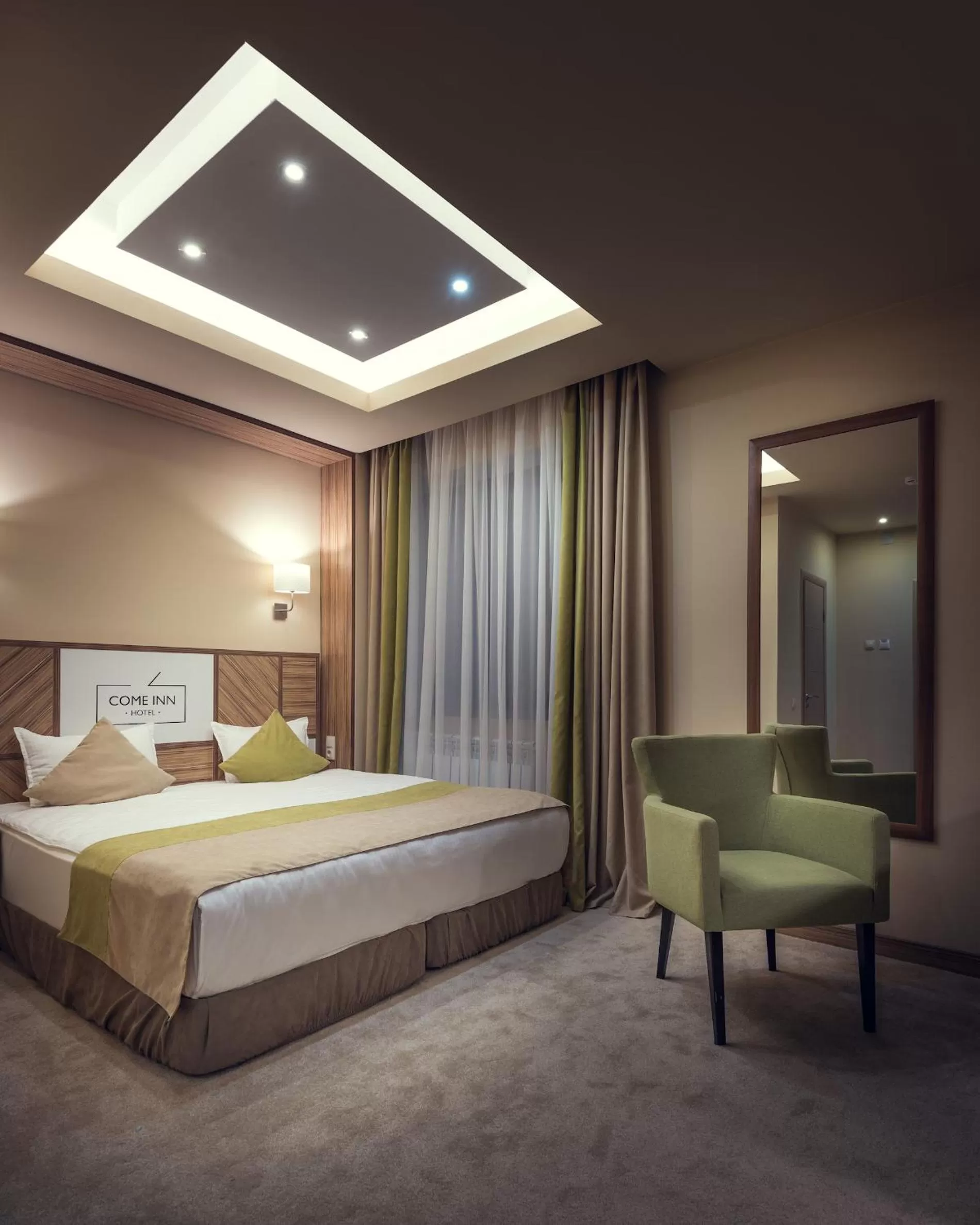 Photo of the whole room, Bed in Come INN