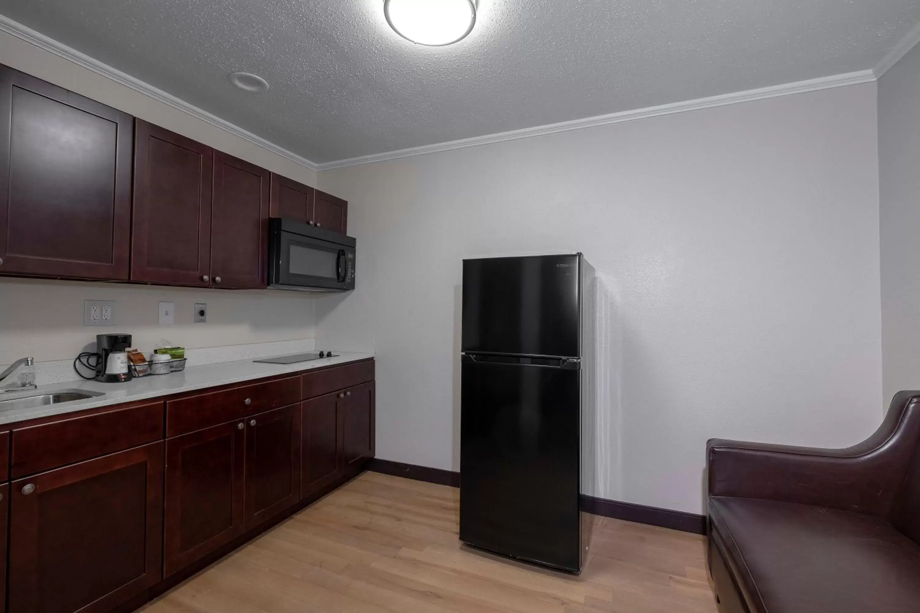 Photo of the whole room, Kitchen/Kitchenette in Red Roof Inn Morgan City