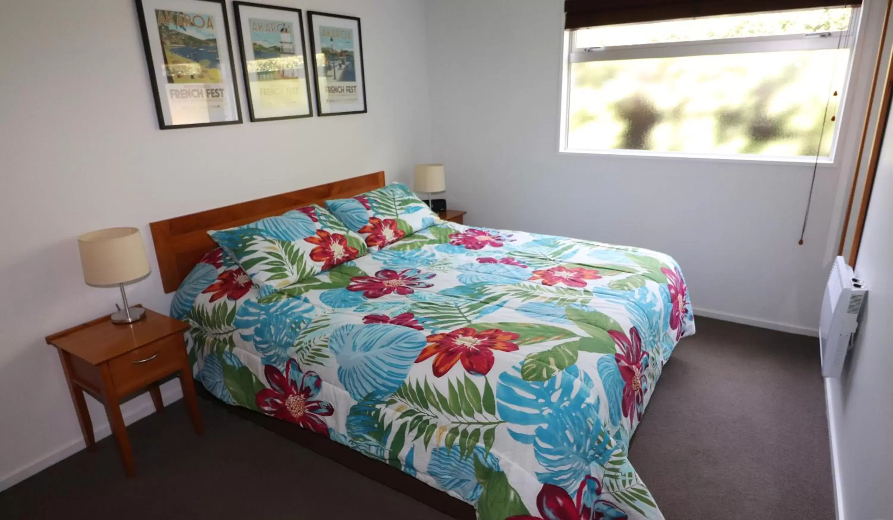 Bed in Sumner Bay Motel