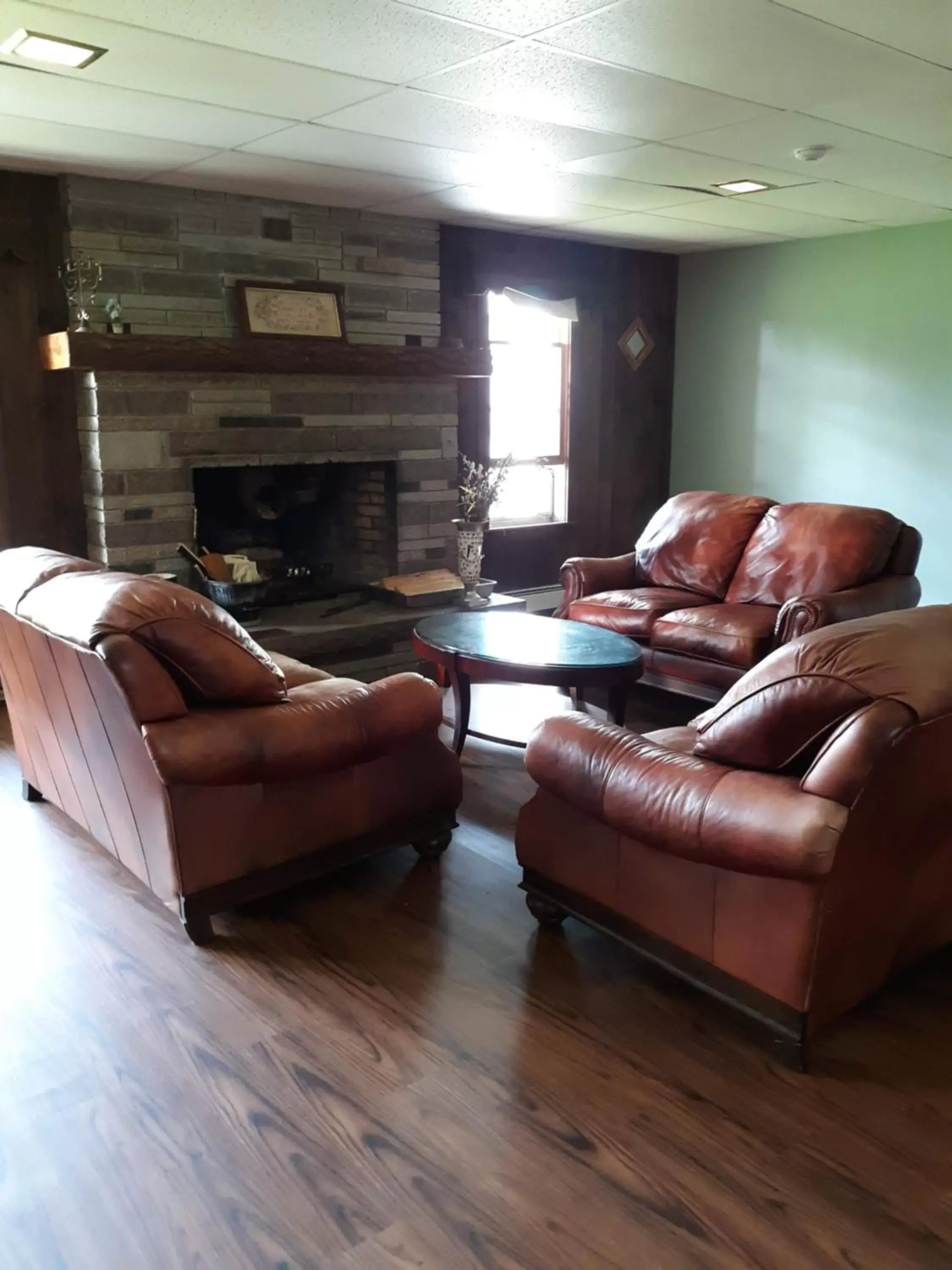 Lounge or bar, Seating Area in Lake Shore Farm Inn