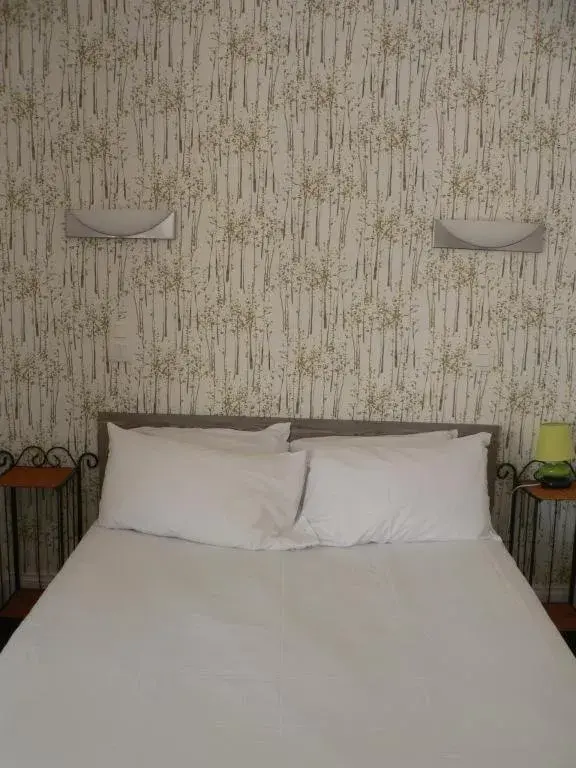 Decorative detail, Bed in Hôtel Les Alizés