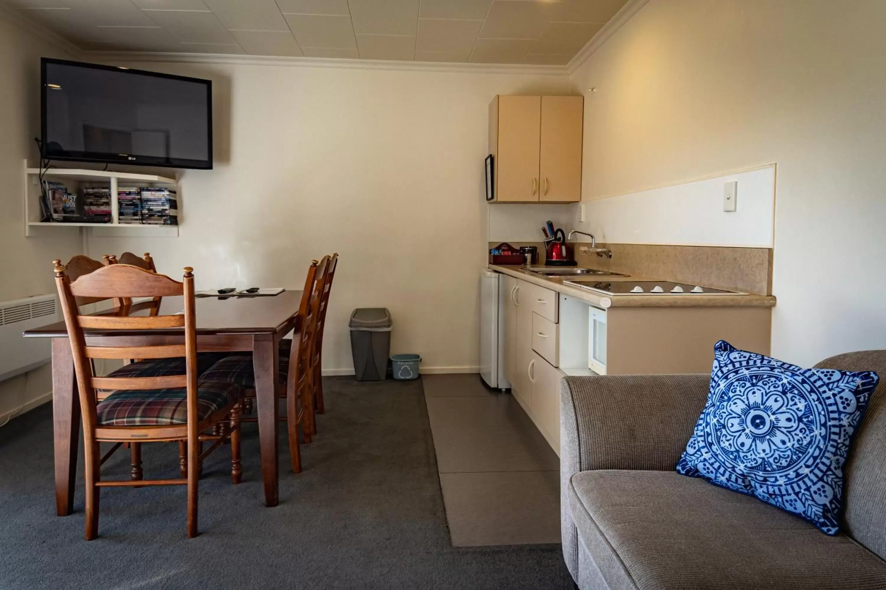 Kitchen/Kitchenette in Amber Court Motel