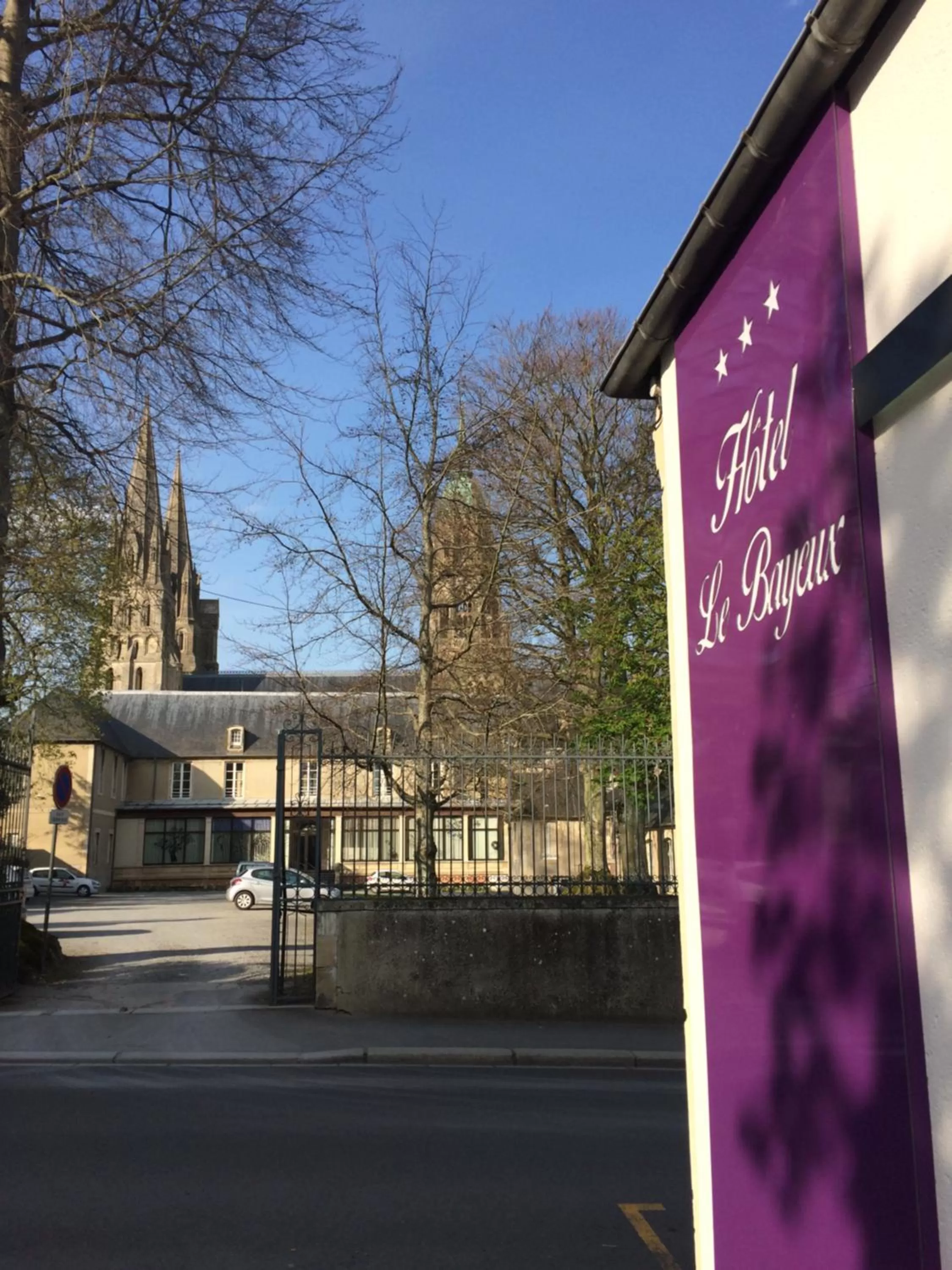 Facade/entrance in Hôtel Le Bayeux