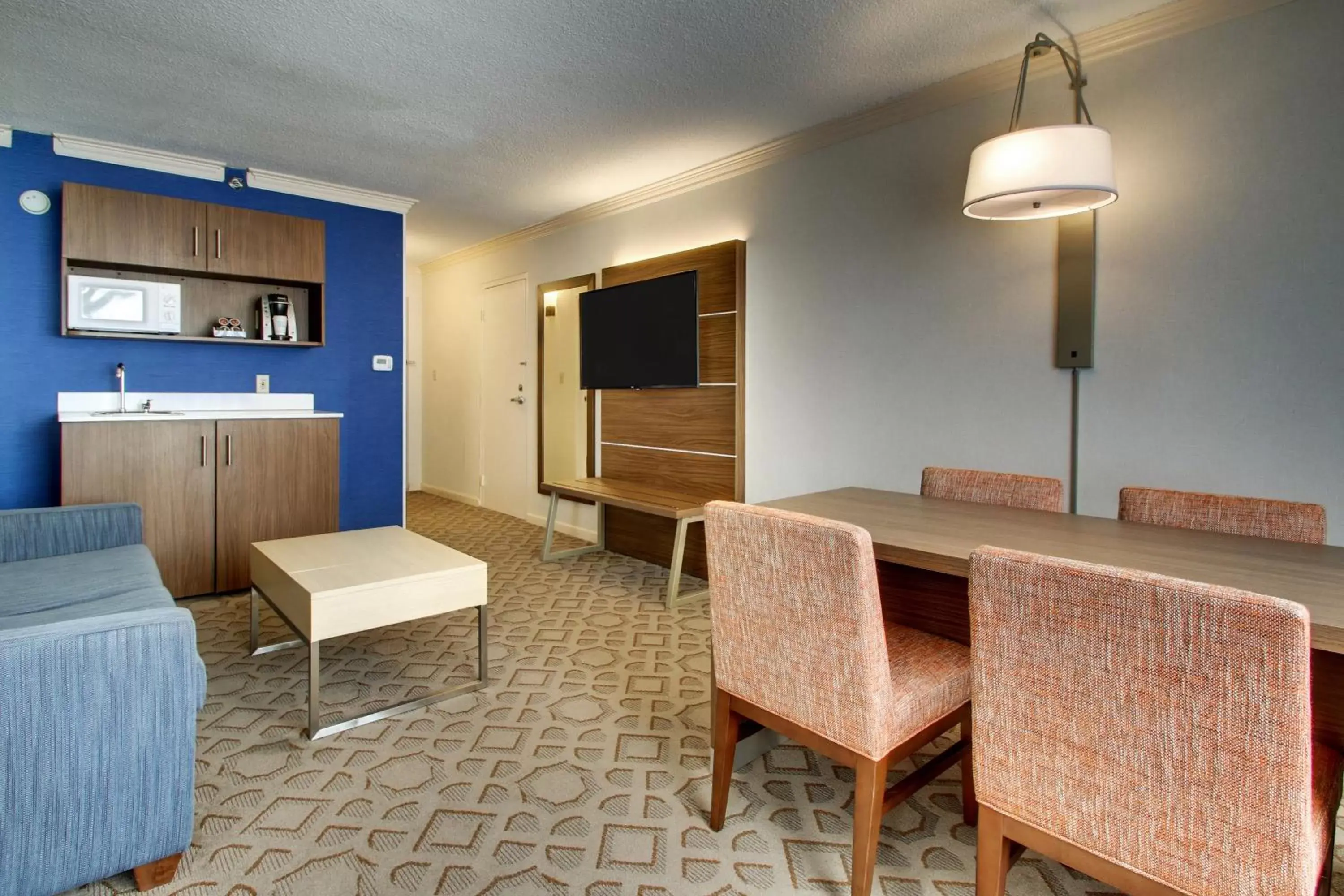 Photo of the whole room, Dining Area in Holiday Inn Express Poughkeepsie, an IHG Hotel