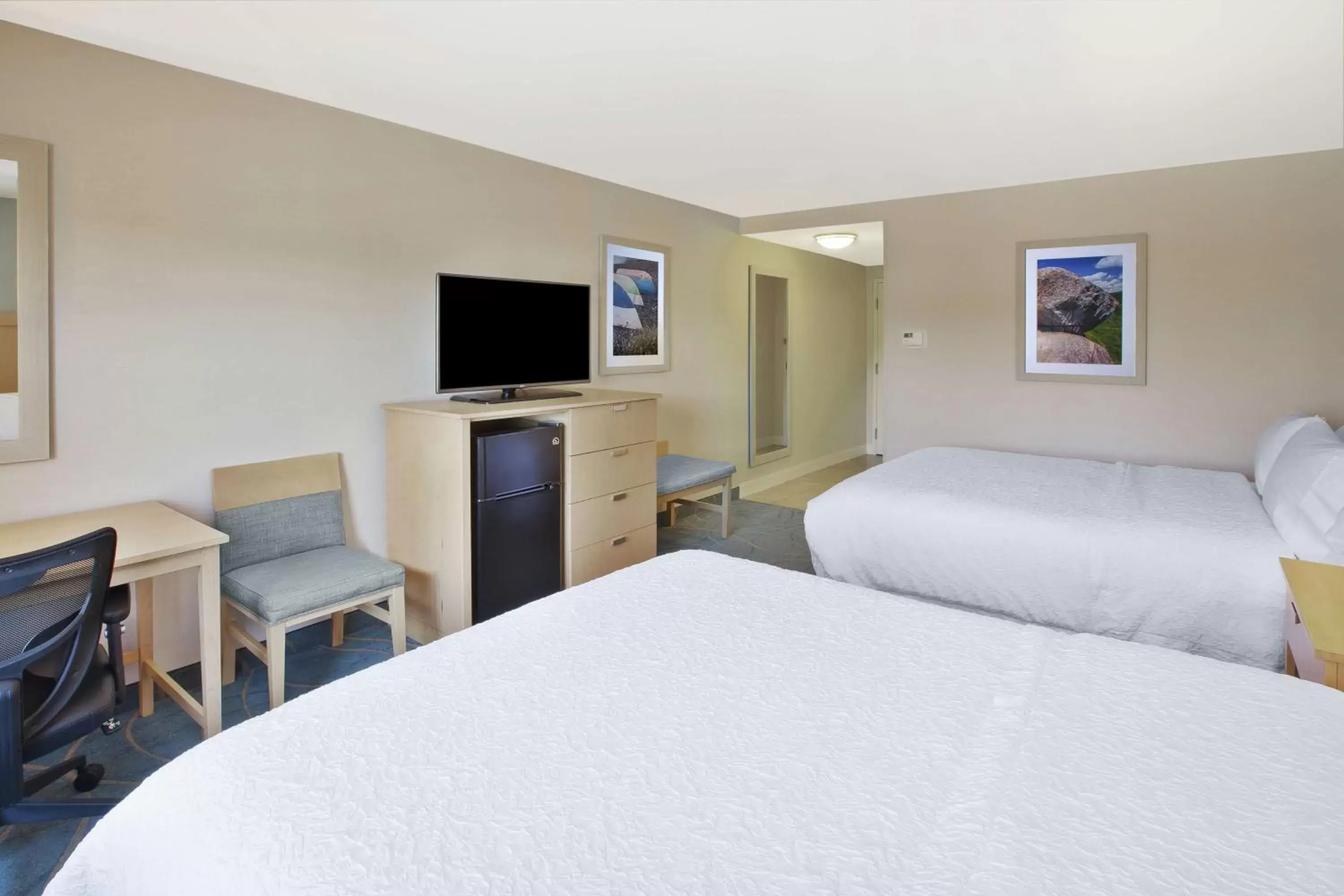 Bedroom, TV/Entertainment Center in Hampton Inn By Hilton Bar Harbor