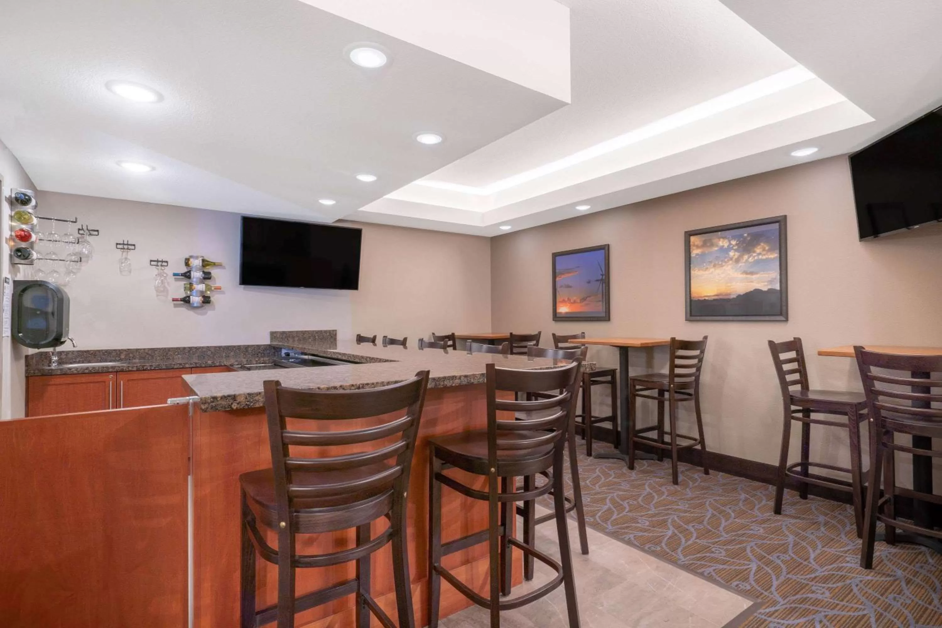 Lounge or bar in AmericInn by Wyndham Windom