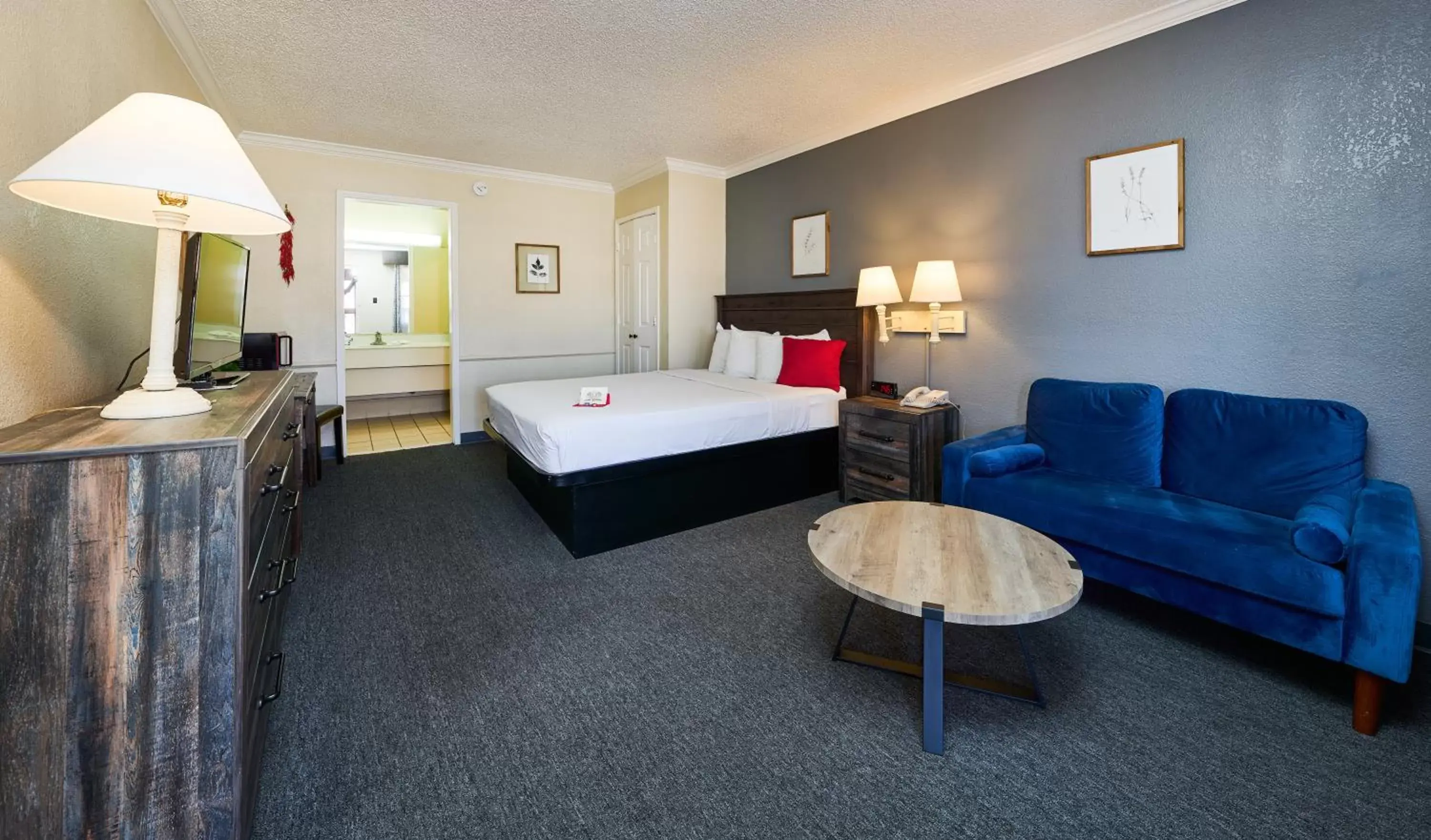 Photo of the whole room, Bed in San Mateo Inn