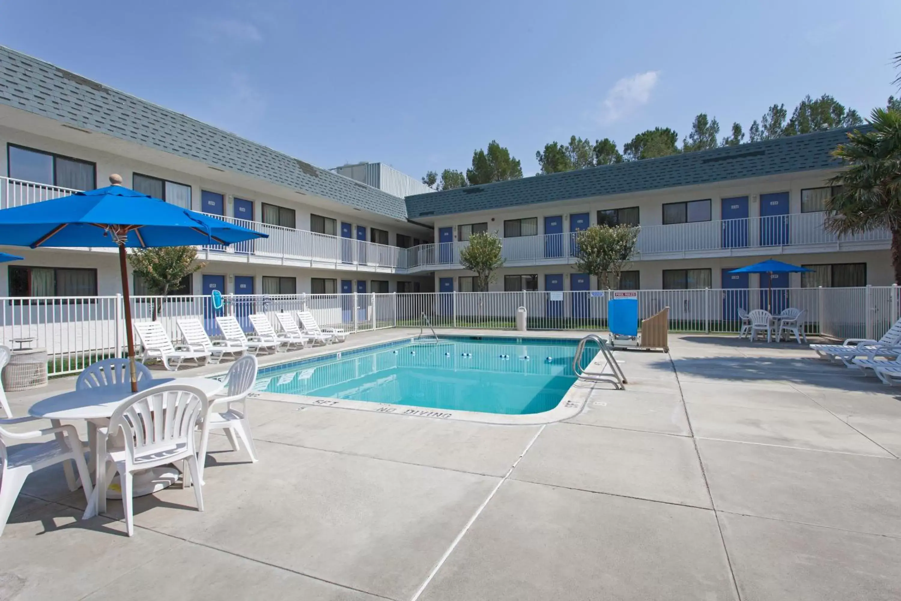 Facade/entrance, Swimming Pool in Motel 6 Davis-Near UC Davis